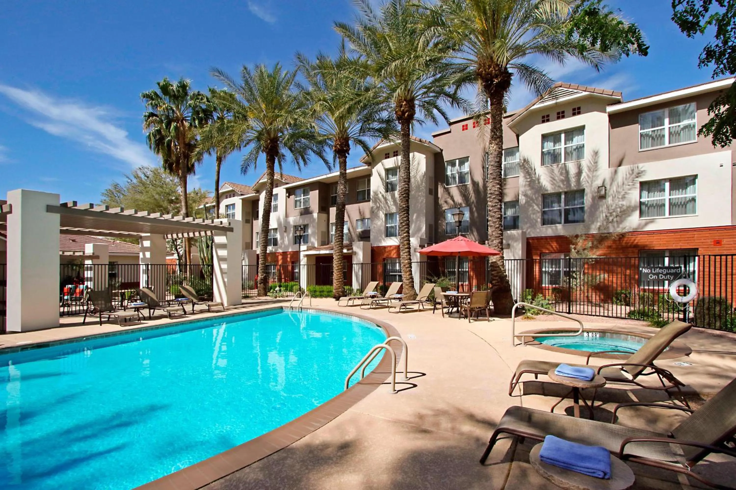 Swimming pool in Residence Inn Scottsdale North
