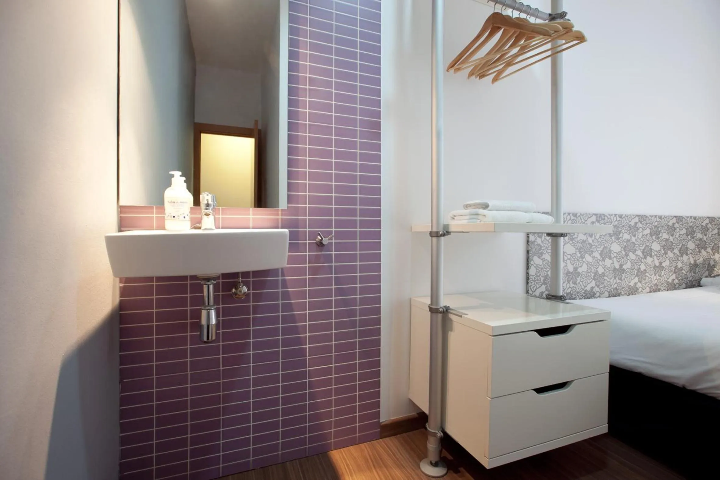 Bathroom, Bed in Hostal Nitzs Bcn