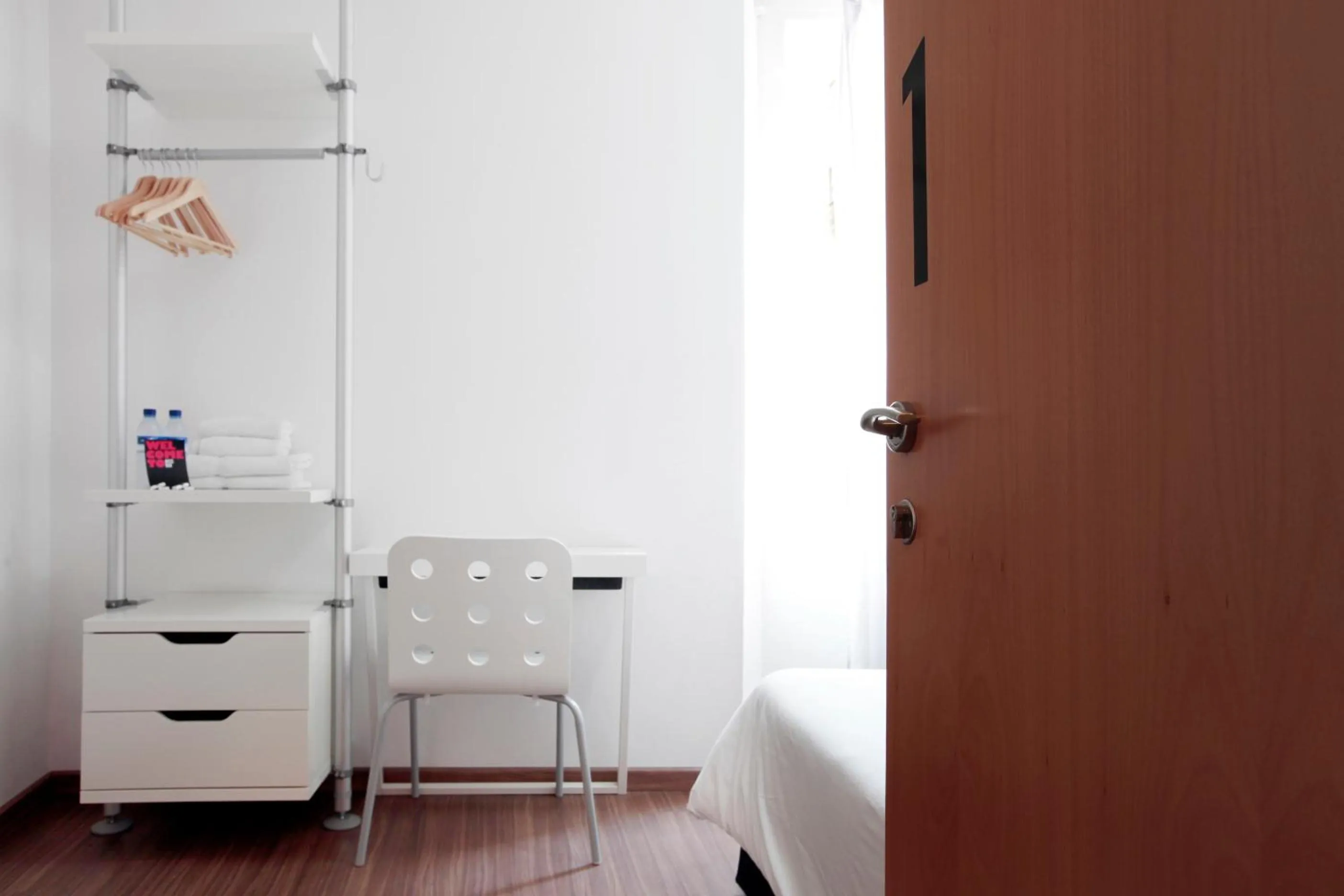 Photo of the whole room in Hostal Nitzs Bcn