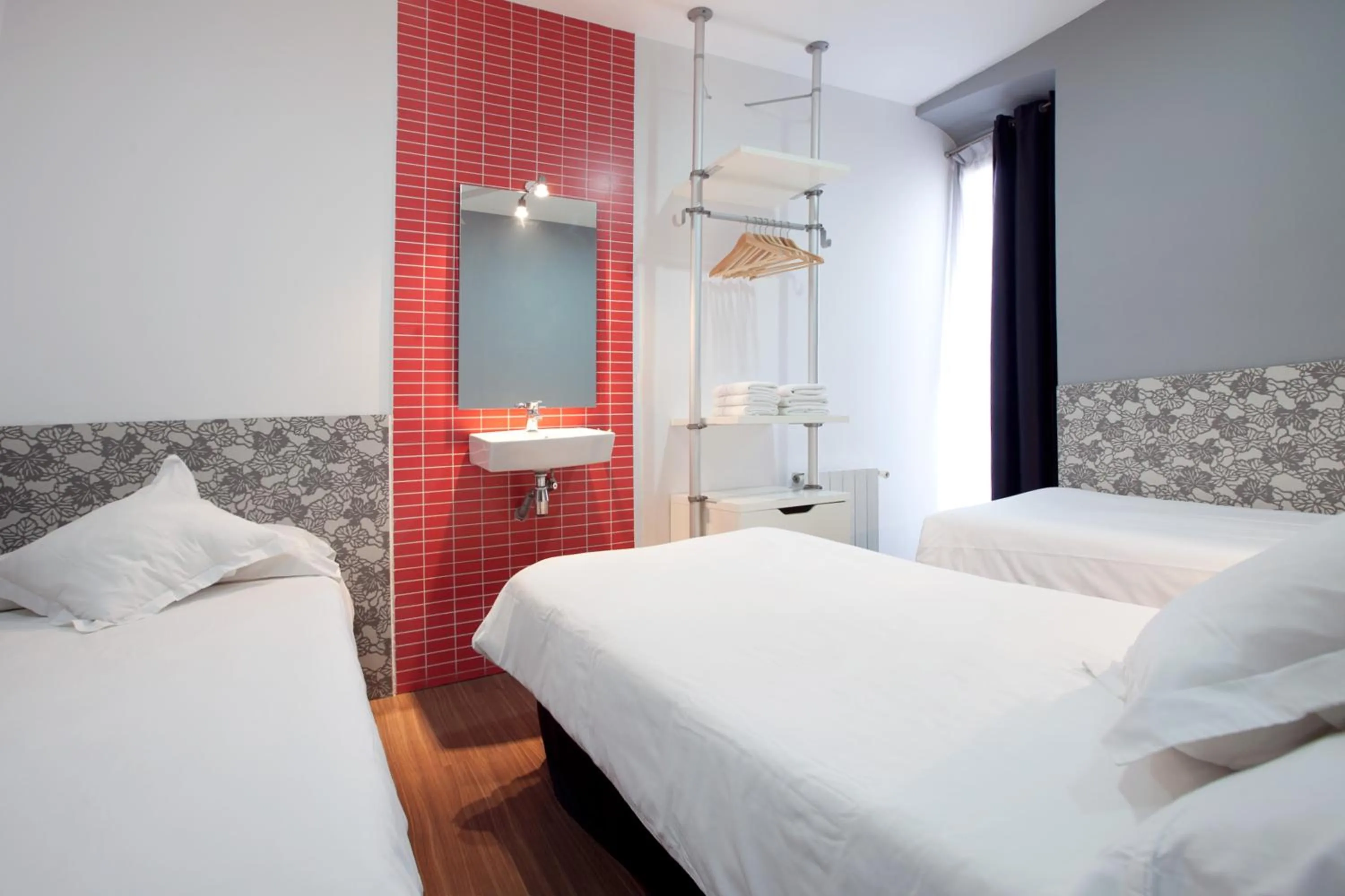 Photo of the whole room, Bed in Hostal Nitzs Bcn