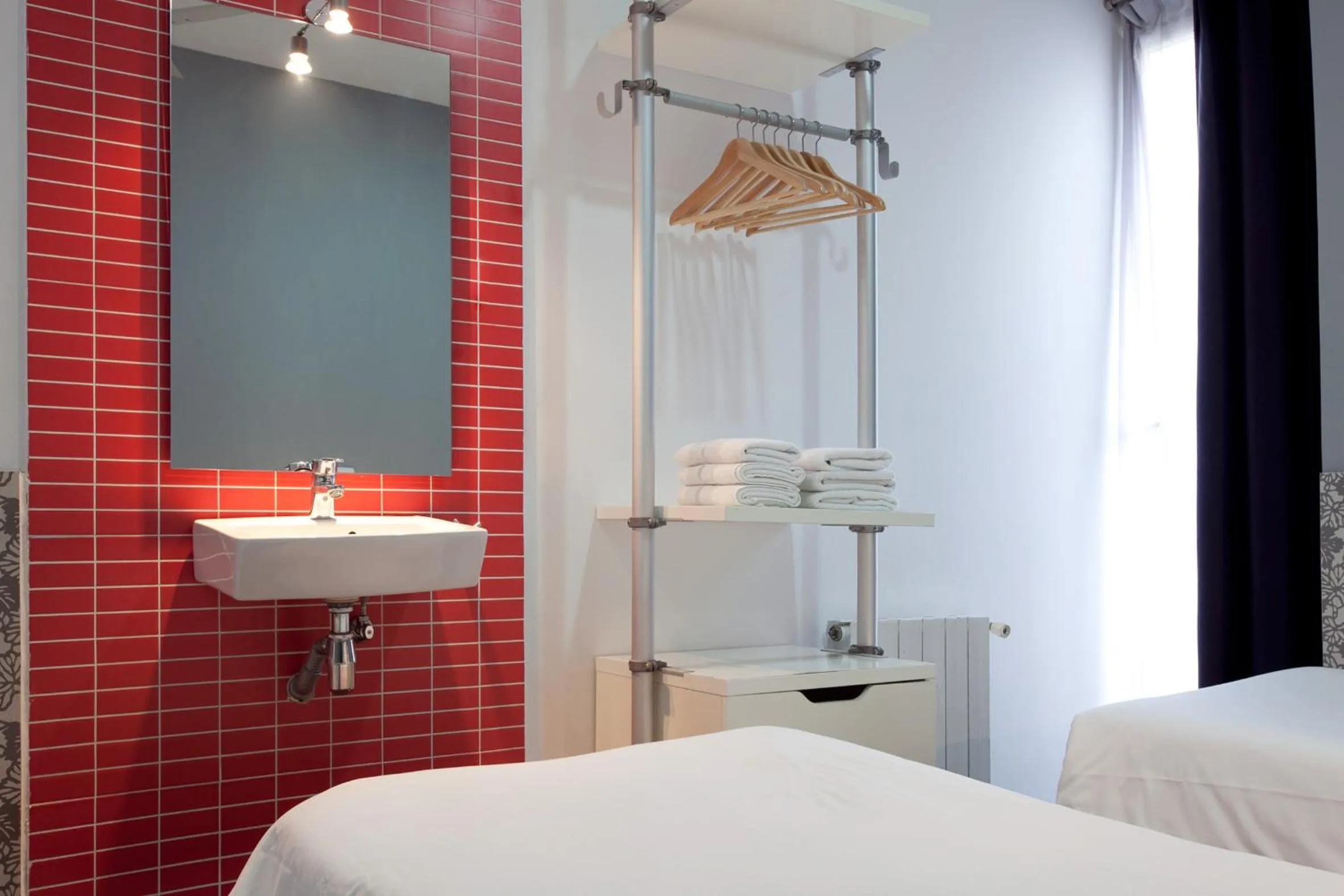 Bathroom, Bed in Hostal Nitzs Bcn