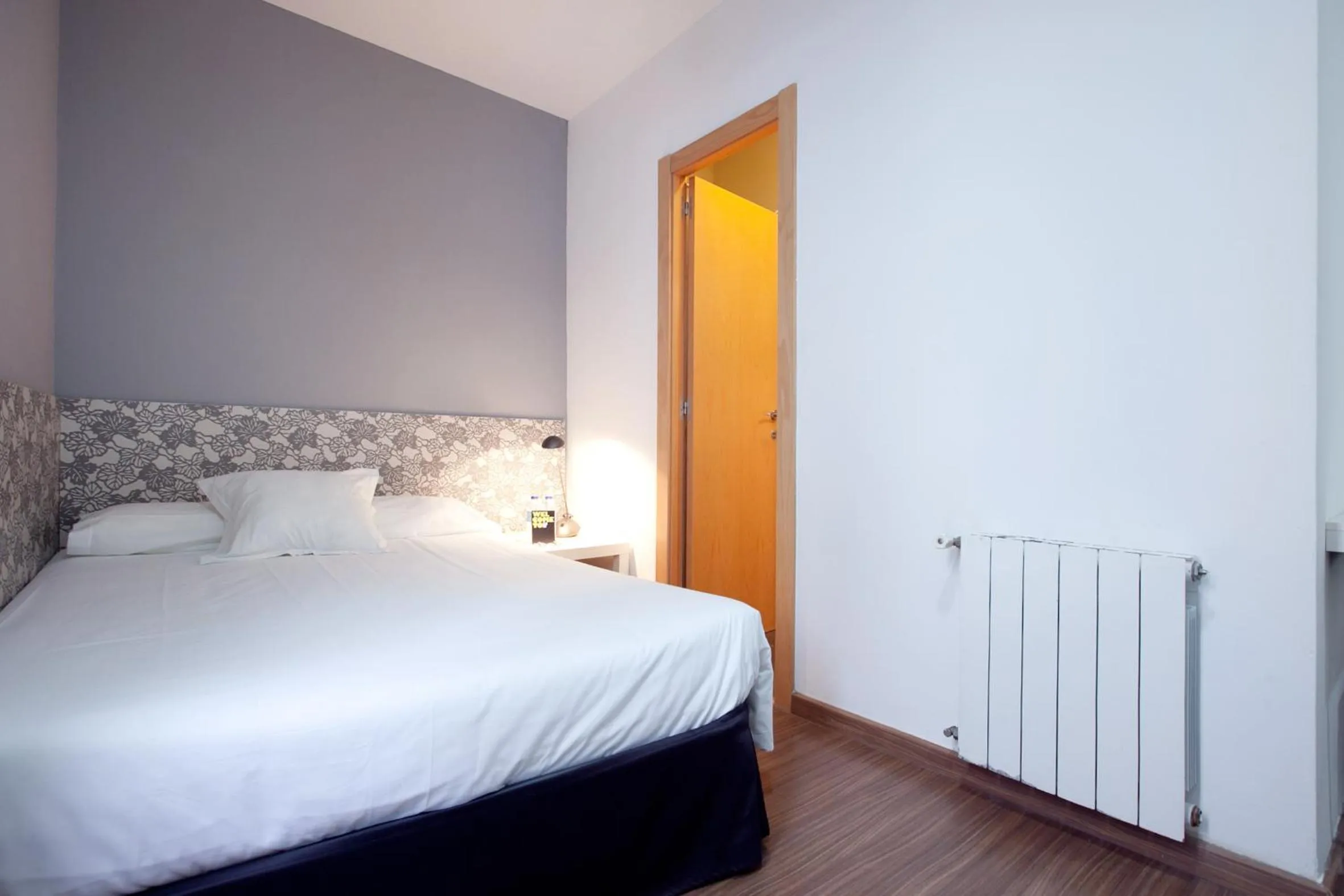 Photo of the whole room, Bed in Hostal Nitzs Bcn