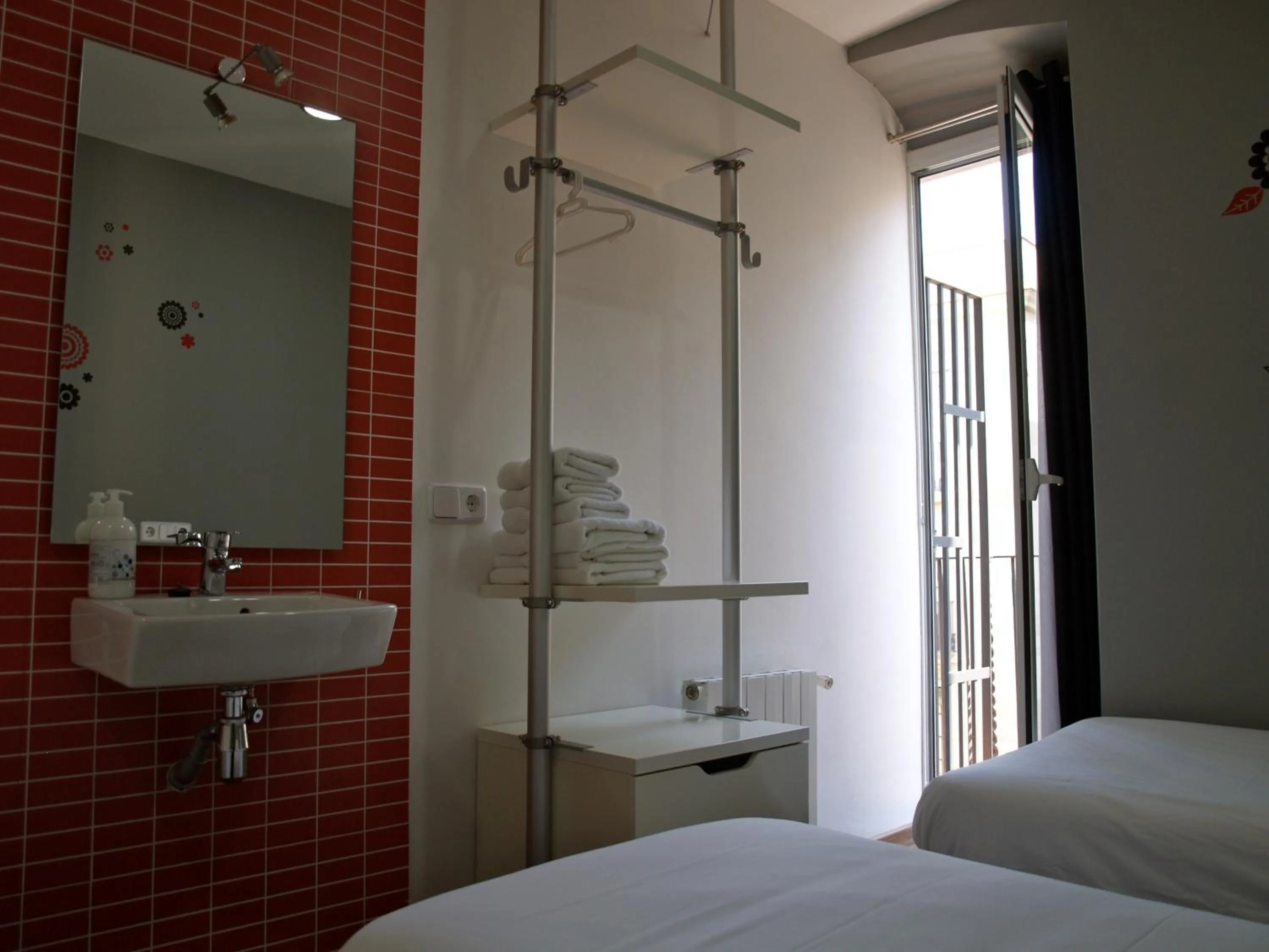 Bathroom, Bed in Hostal Nitzs Bcn