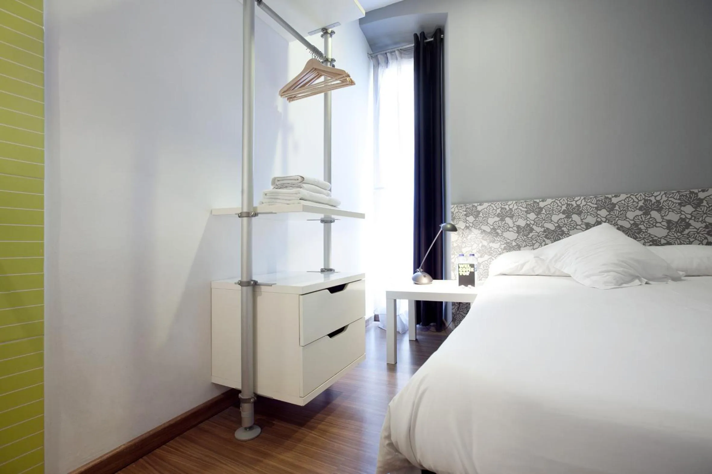 Photo of the whole room, Bed in Hostal Nitzs Bcn