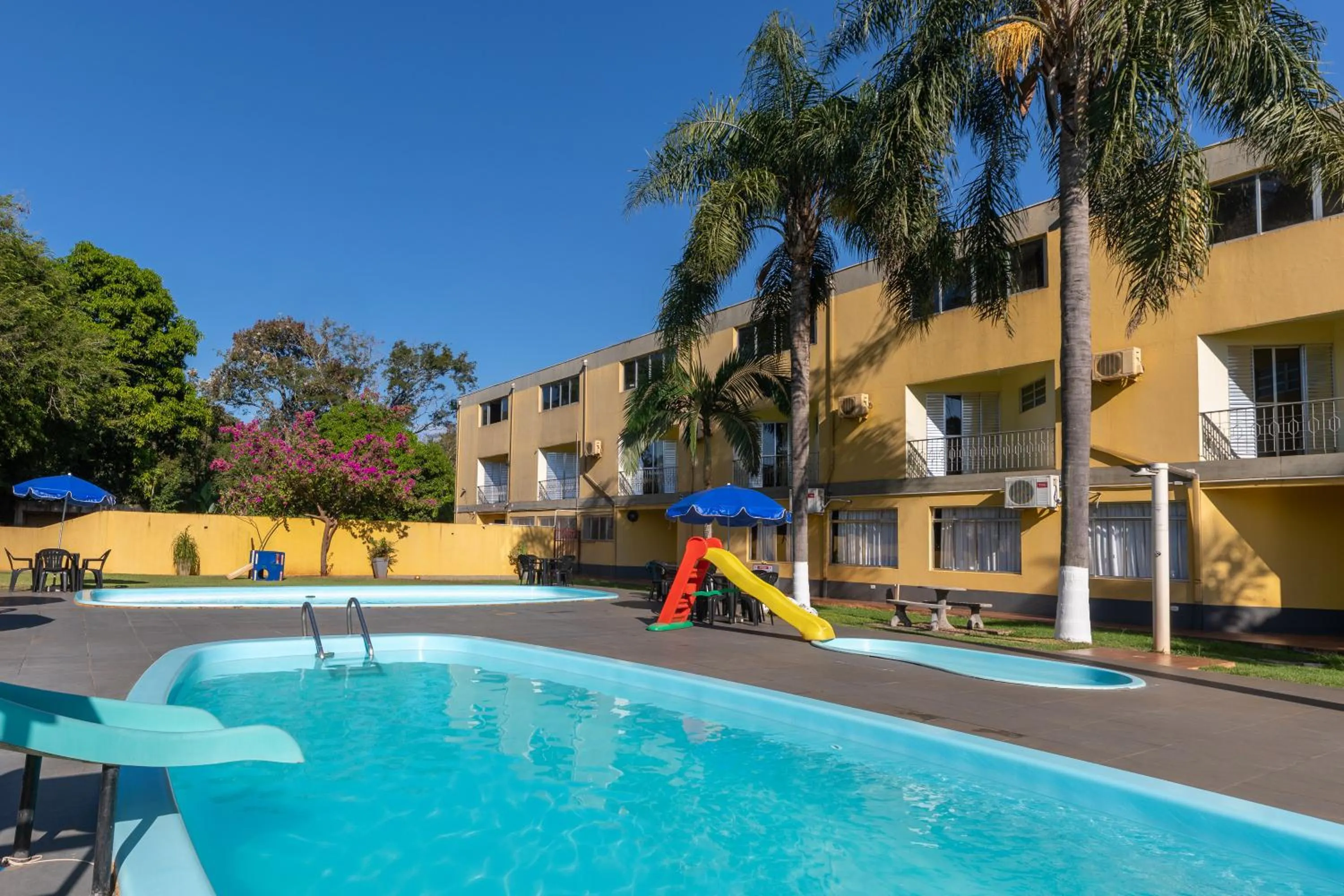 Swimming pool in Canzi Cataratas Hotel
