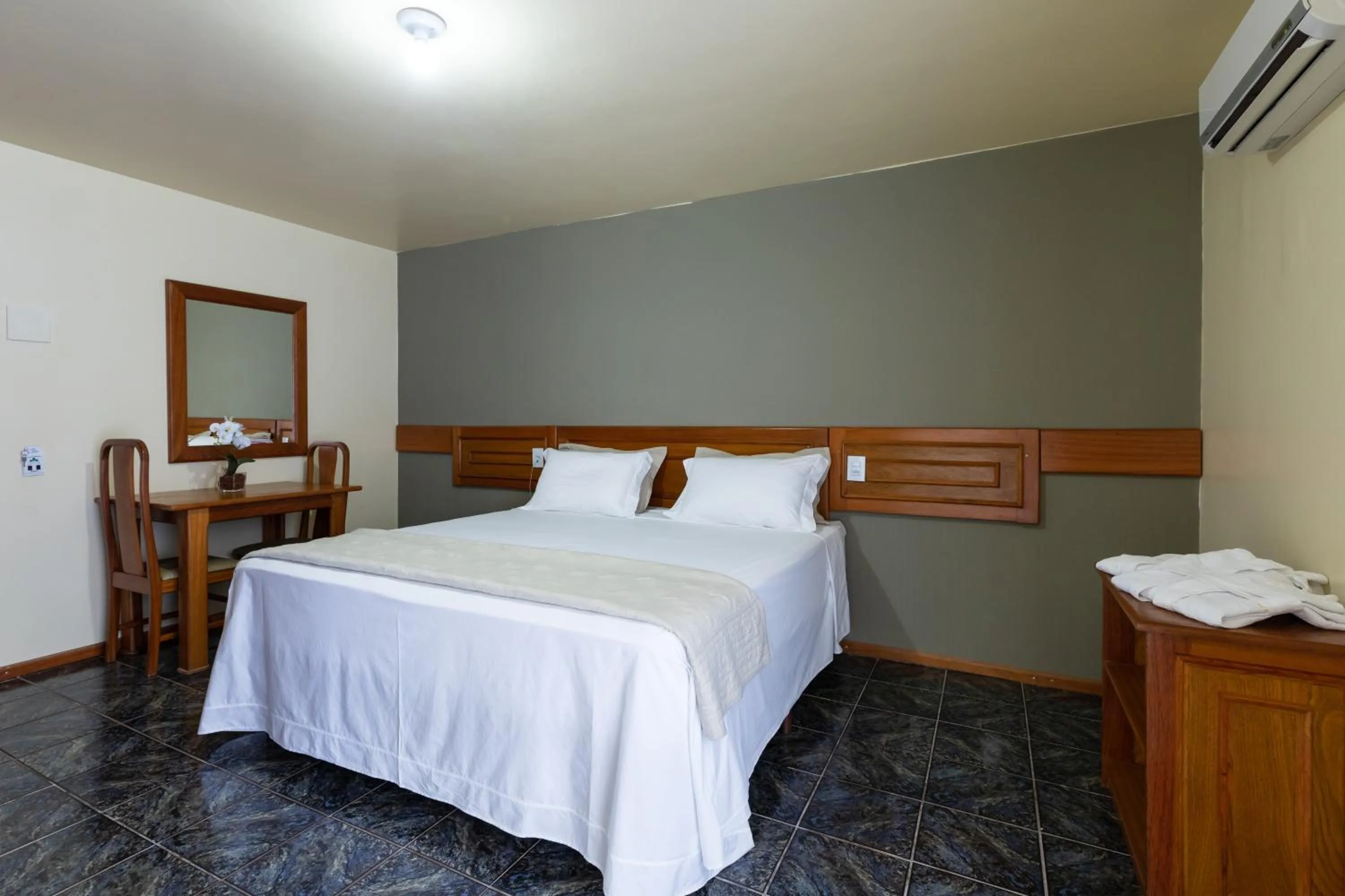 Photo of the whole room, Bed in Canzi Cataratas Hotel