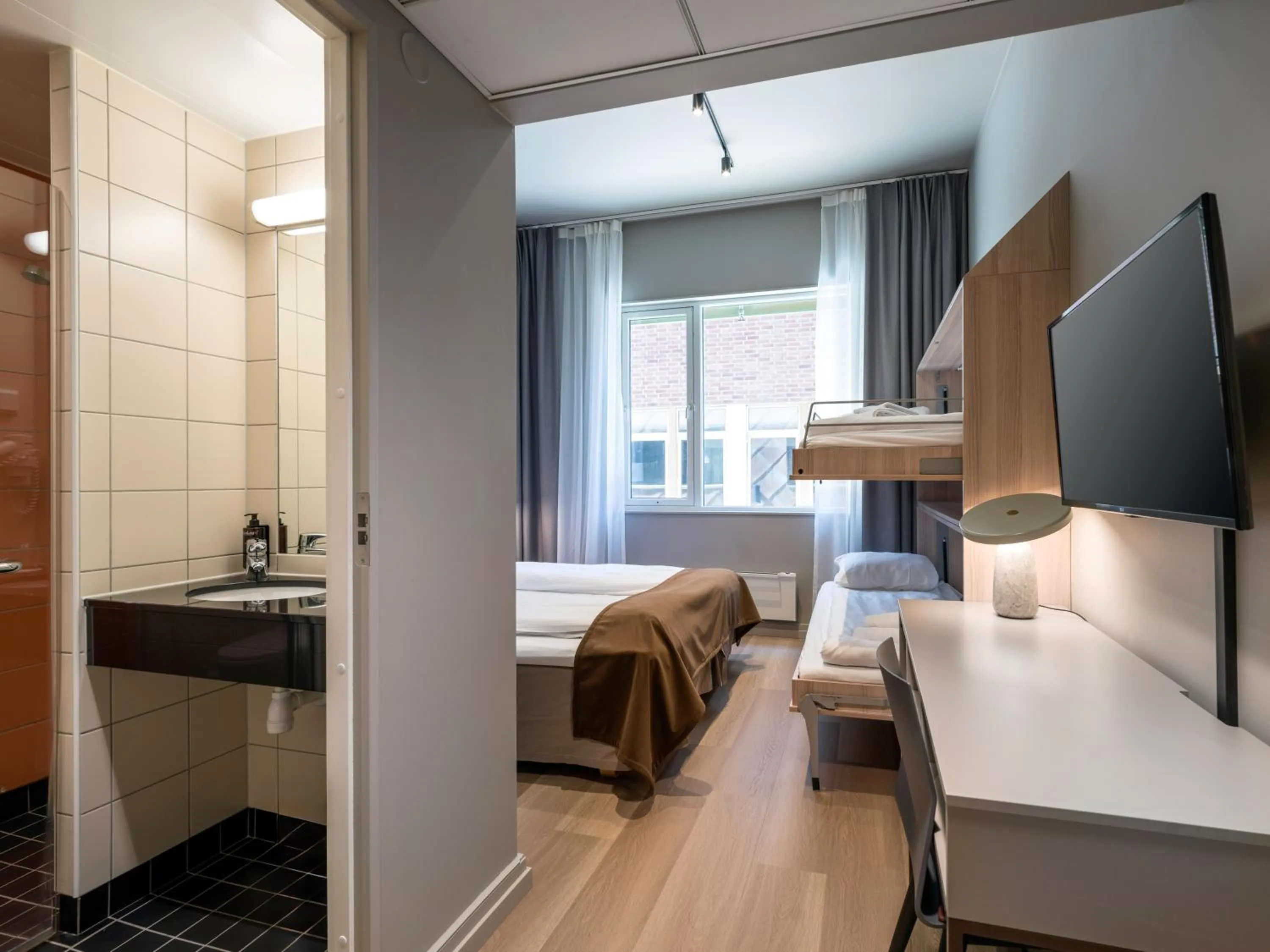 Shower, Bed in Quality Hotel Saga