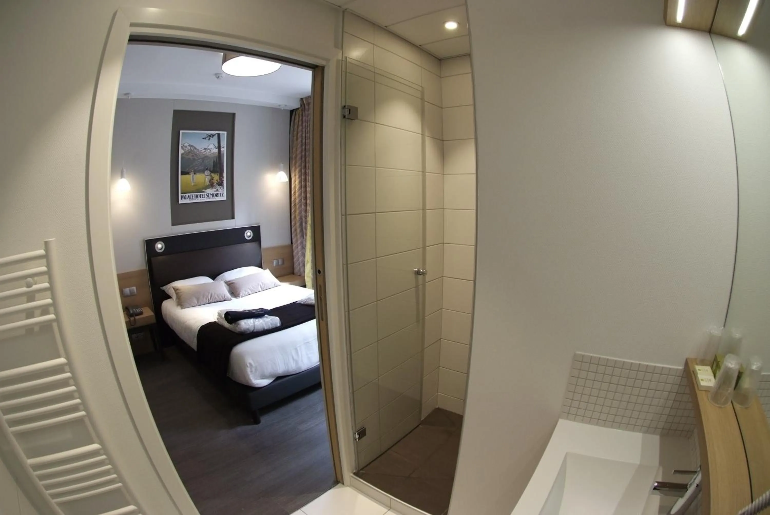 Bathroom, Bed in Logis Grand Hôtel Des Bains