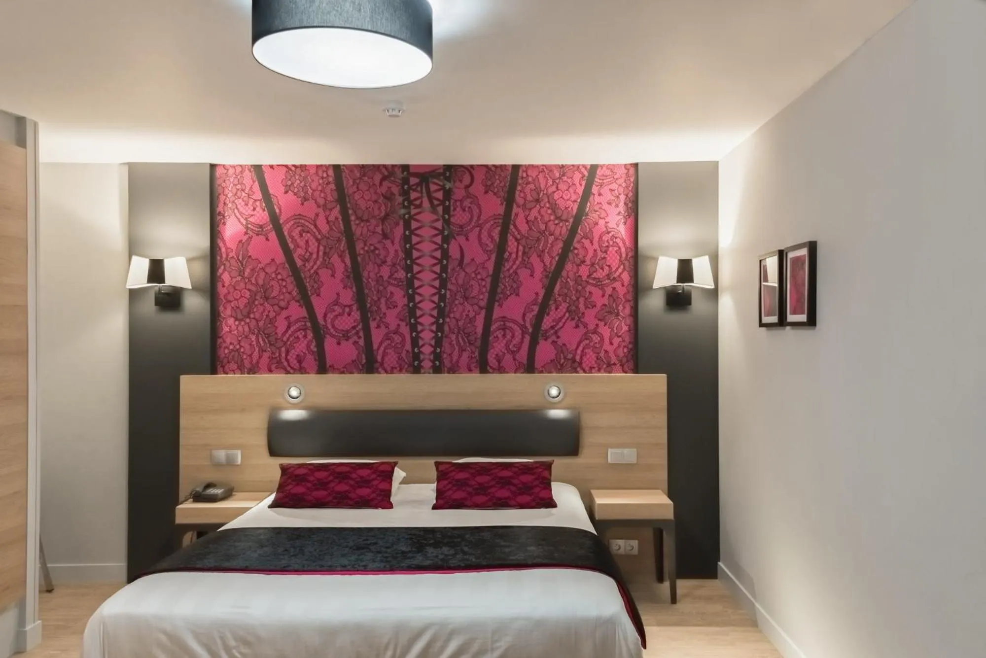 Photo of the whole room, Bed in Logis Grand Hôtel Des Bains