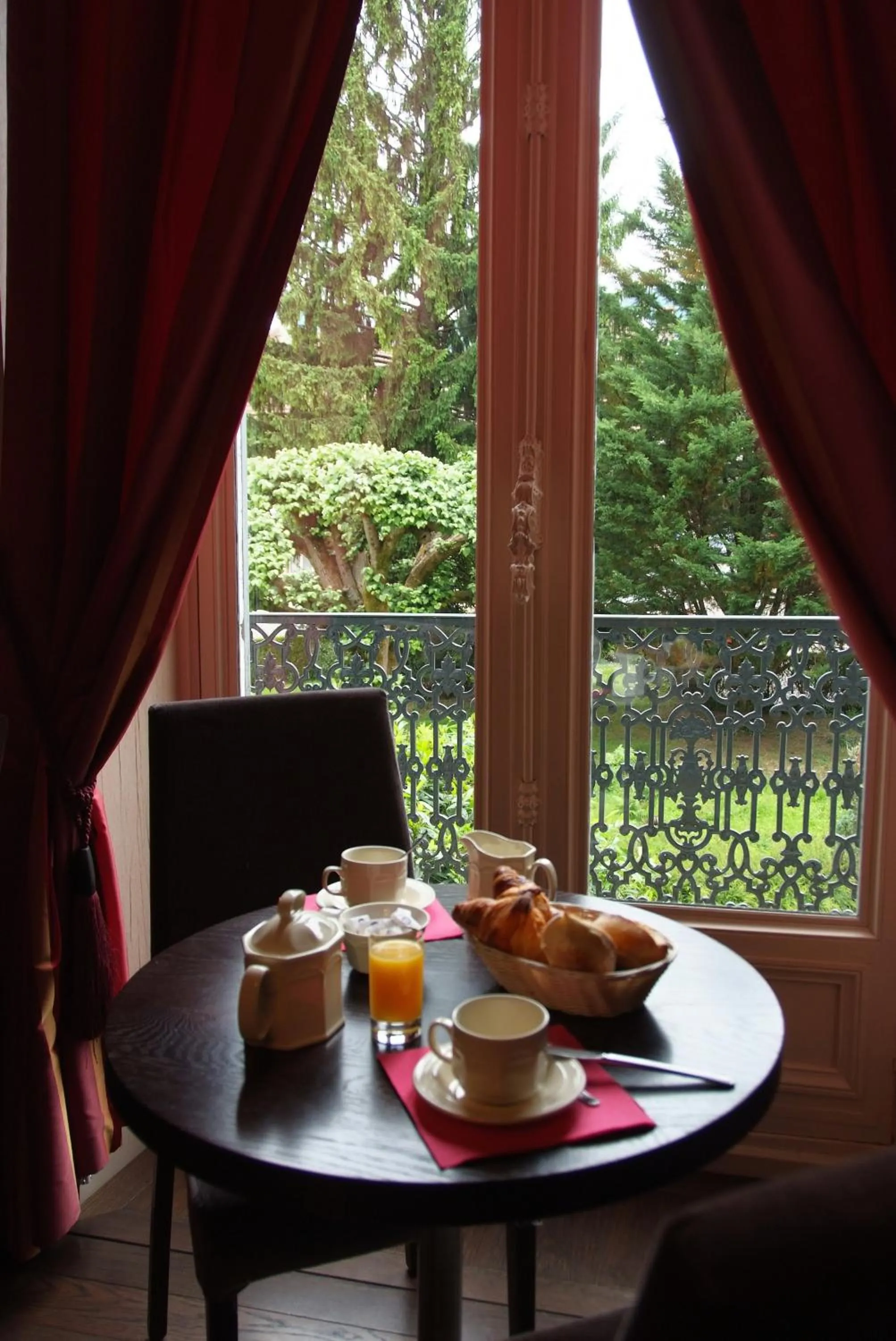 Restaurant/places to eat in Logis Grand Hôtel Des Bains