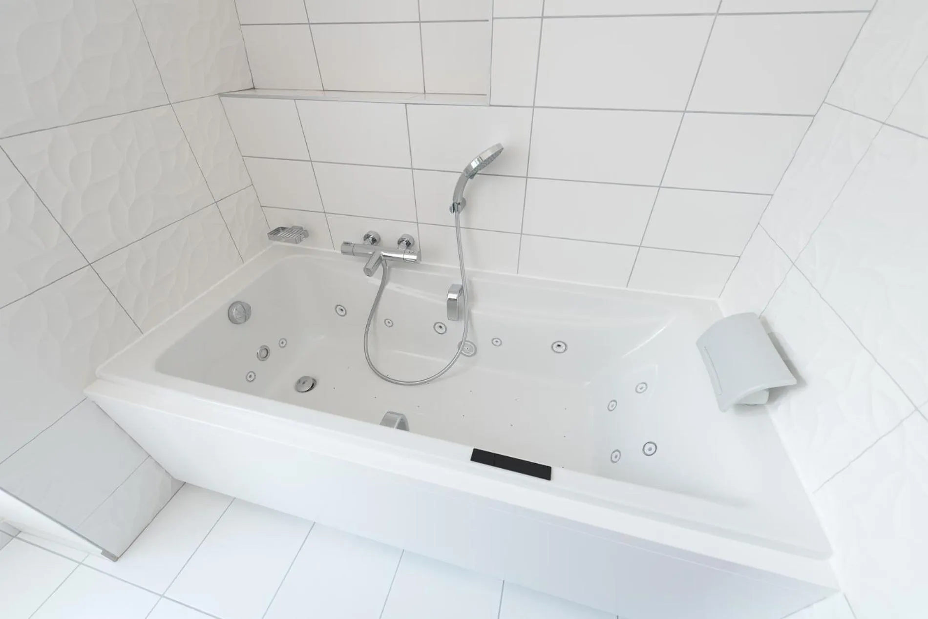 Shower in Logis Grand Hôtel Des Bains