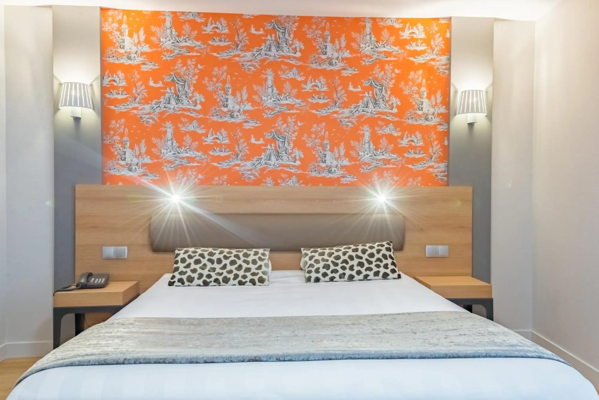 Bed in Logis Grand Hôtel Des Bains