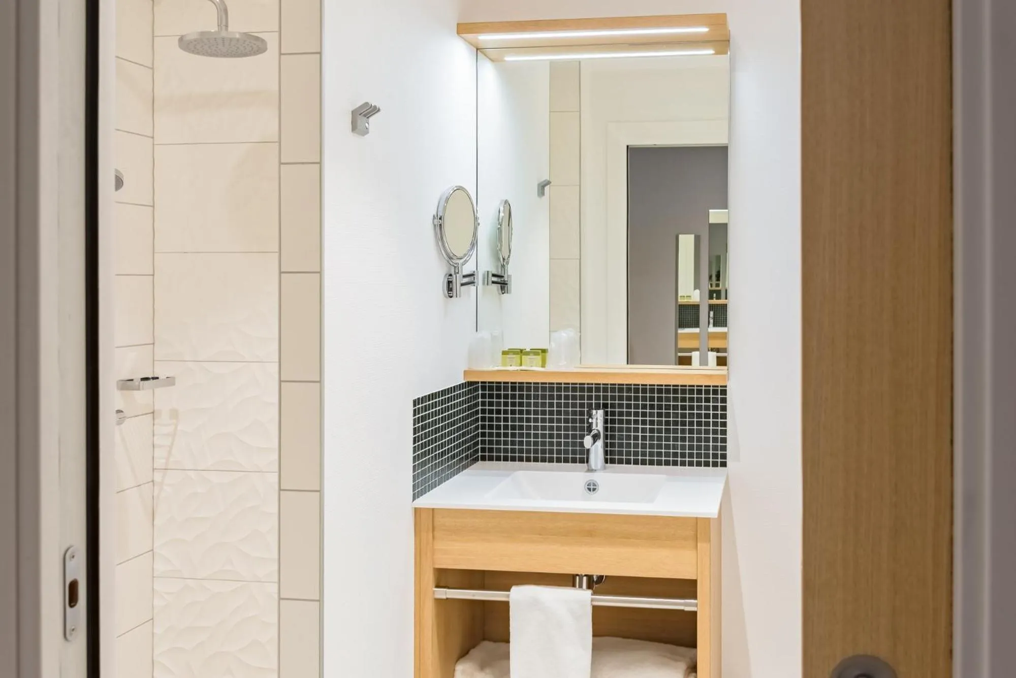 Bathroom in Logis Grand Hôtel Des Bains