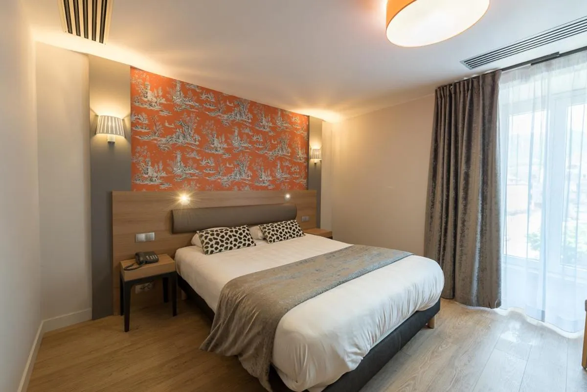 Day, Bed in Logis Grand Hôtel Des Bains