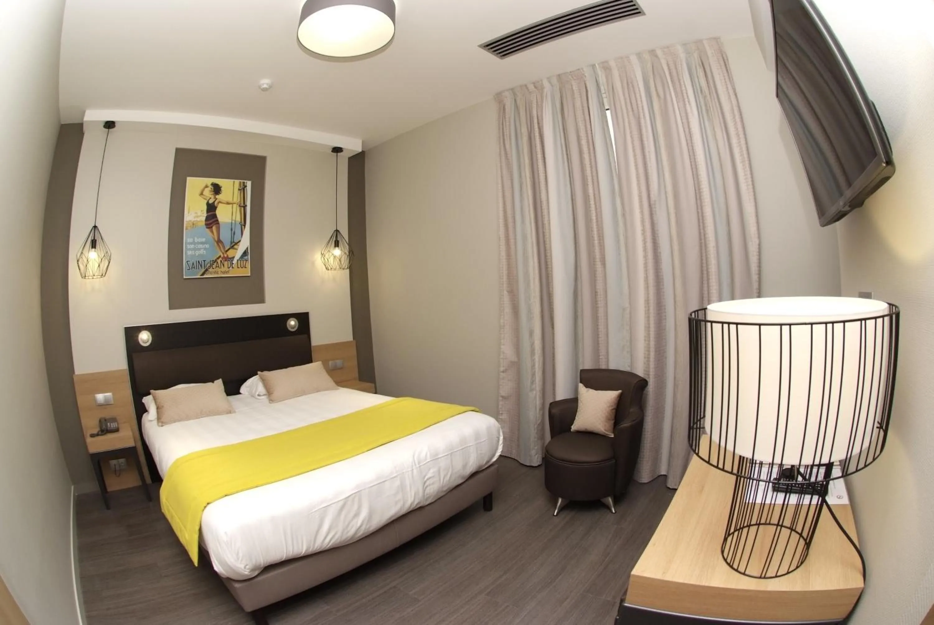 Photo of the whole room, Bed in Logis Grand Hôtel Des Bains