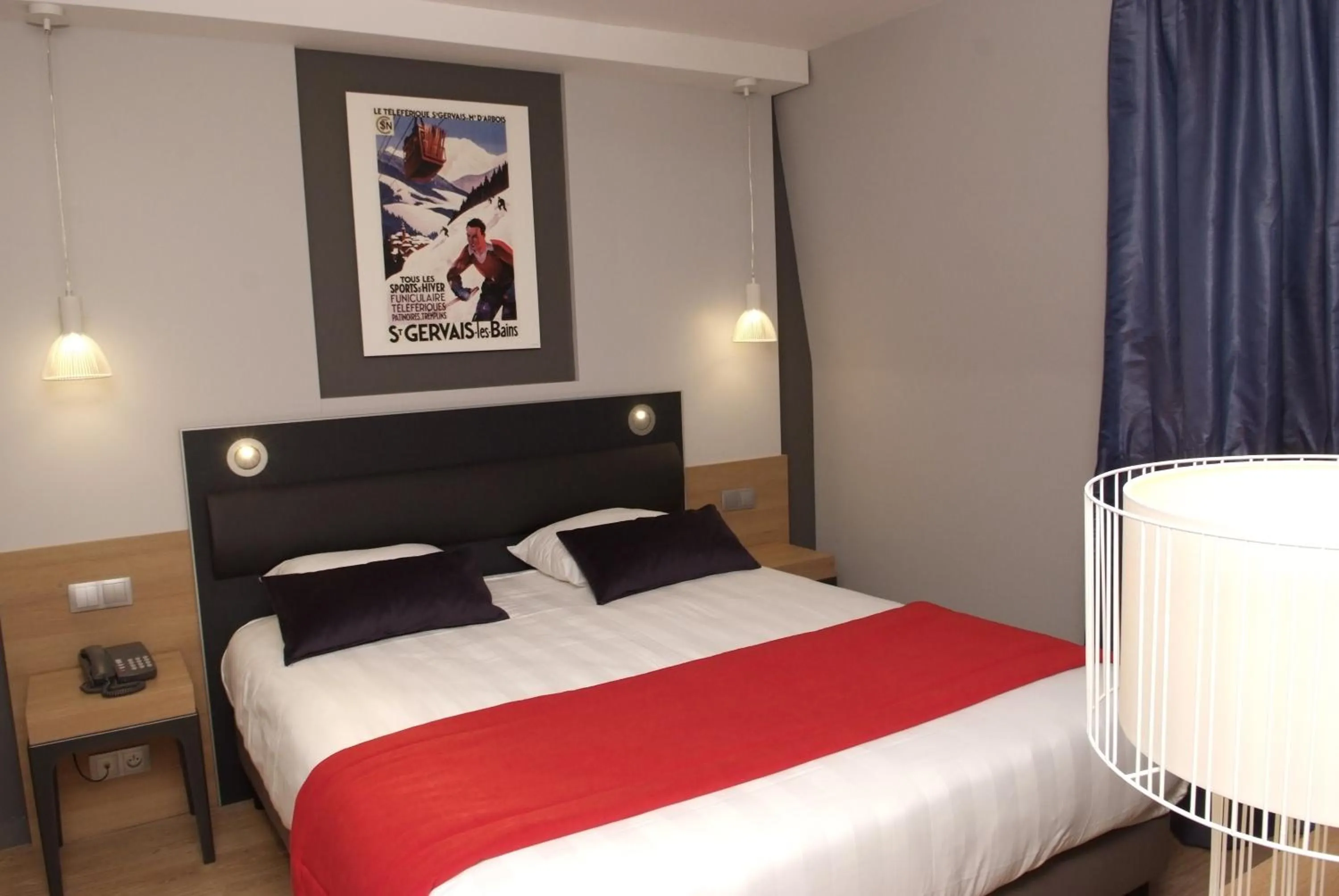 Bed in Logis Grand Hôtel Des Bains