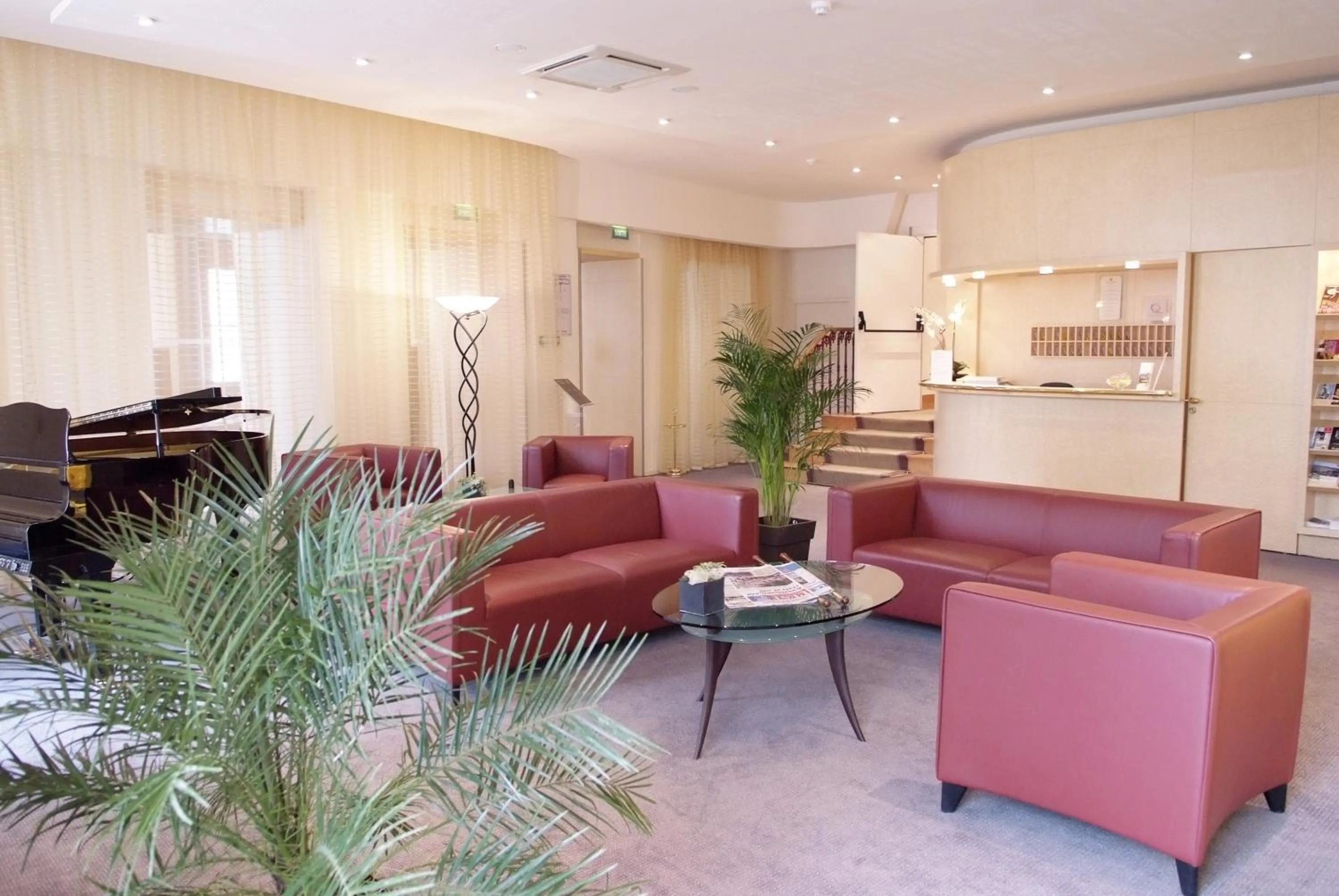Lobby or reception in Logis Grand Hôtel Des Bains
