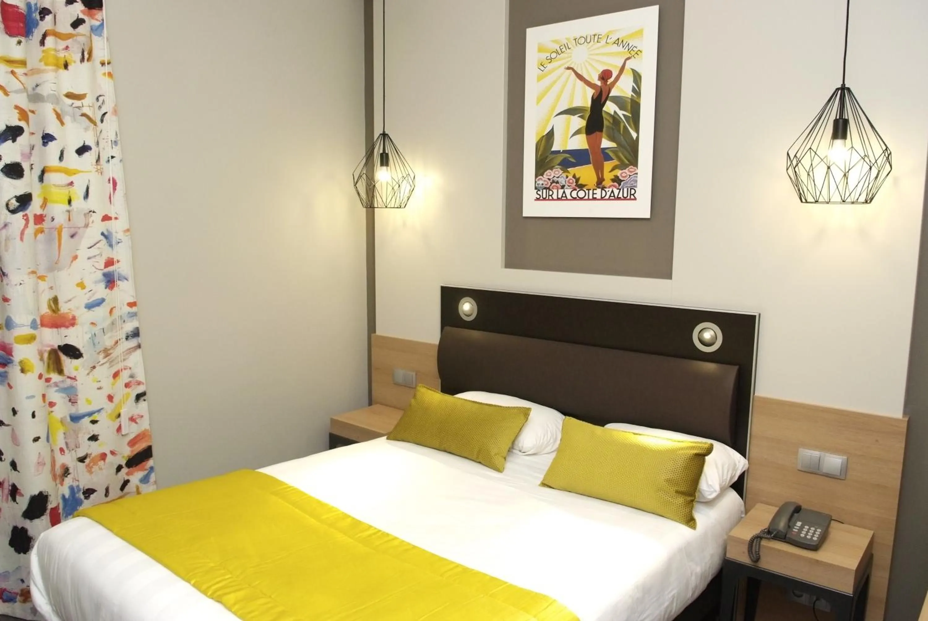 Bed in Logis Grand Hôtel Des Bains