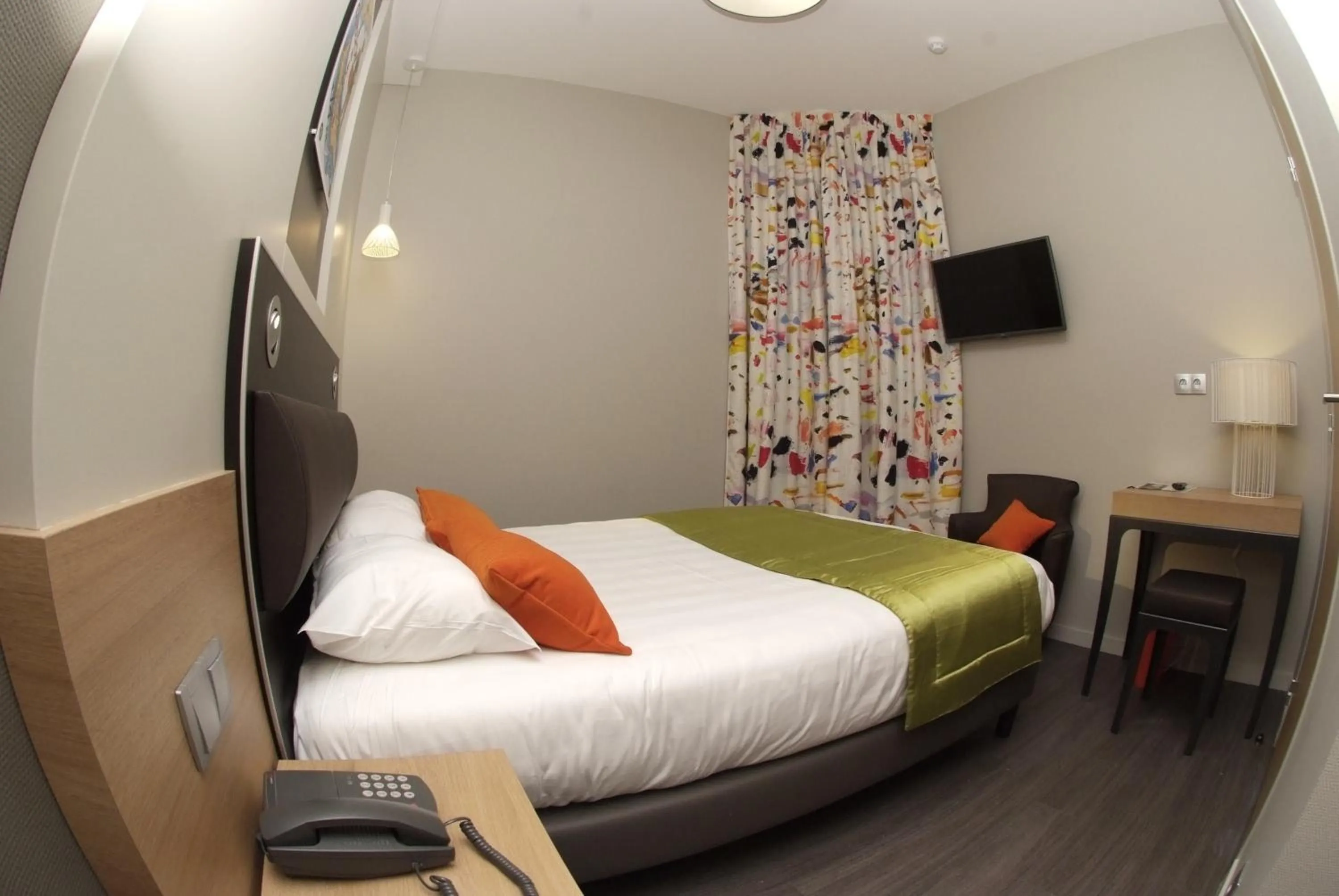 Photo of the whole room, Bed in Logis Grand Hôtel Des Bains