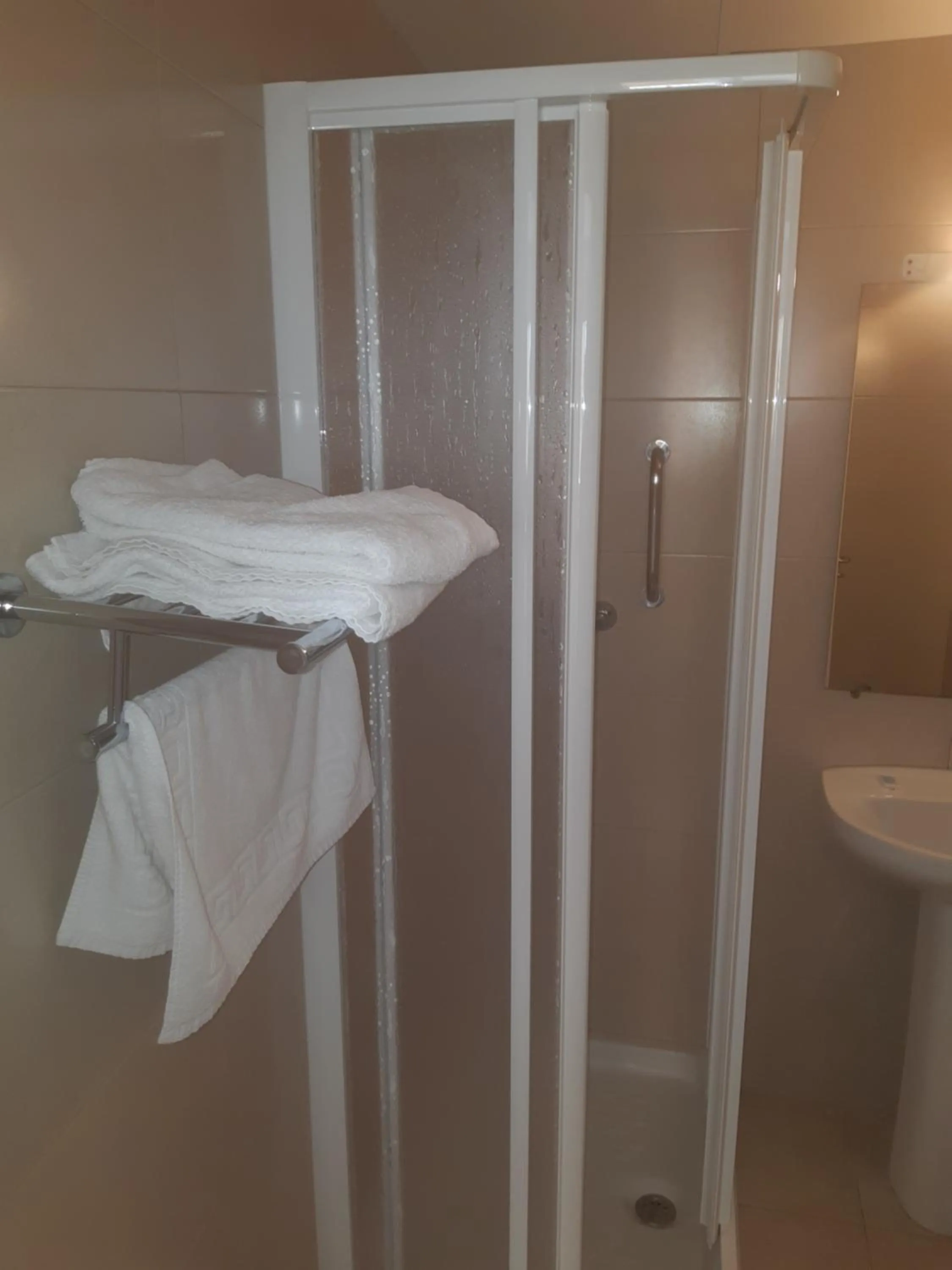 Shower in Hotel Condestable