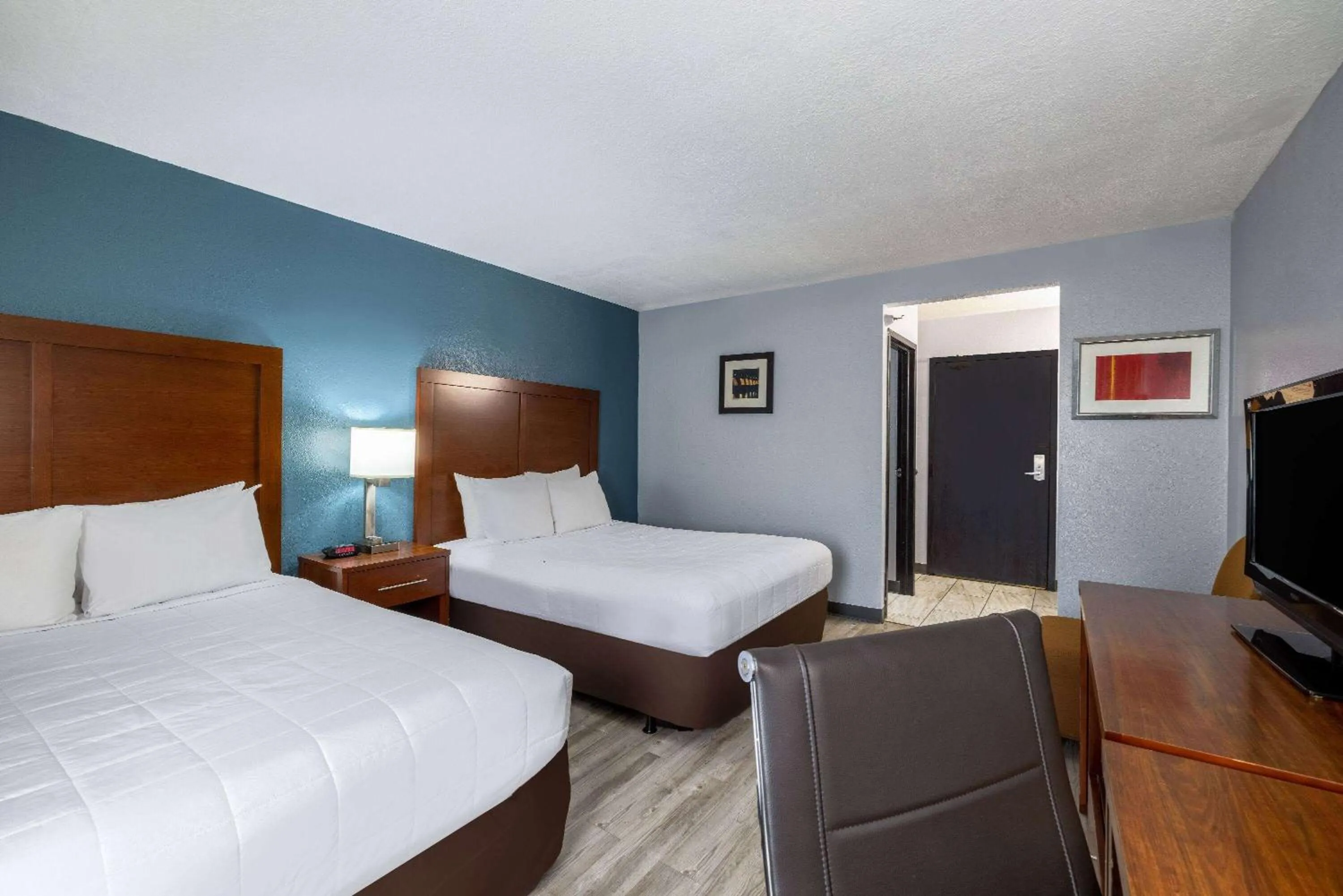 Photo of the whole room in Travelodge by Wyndham Brooklyn Center