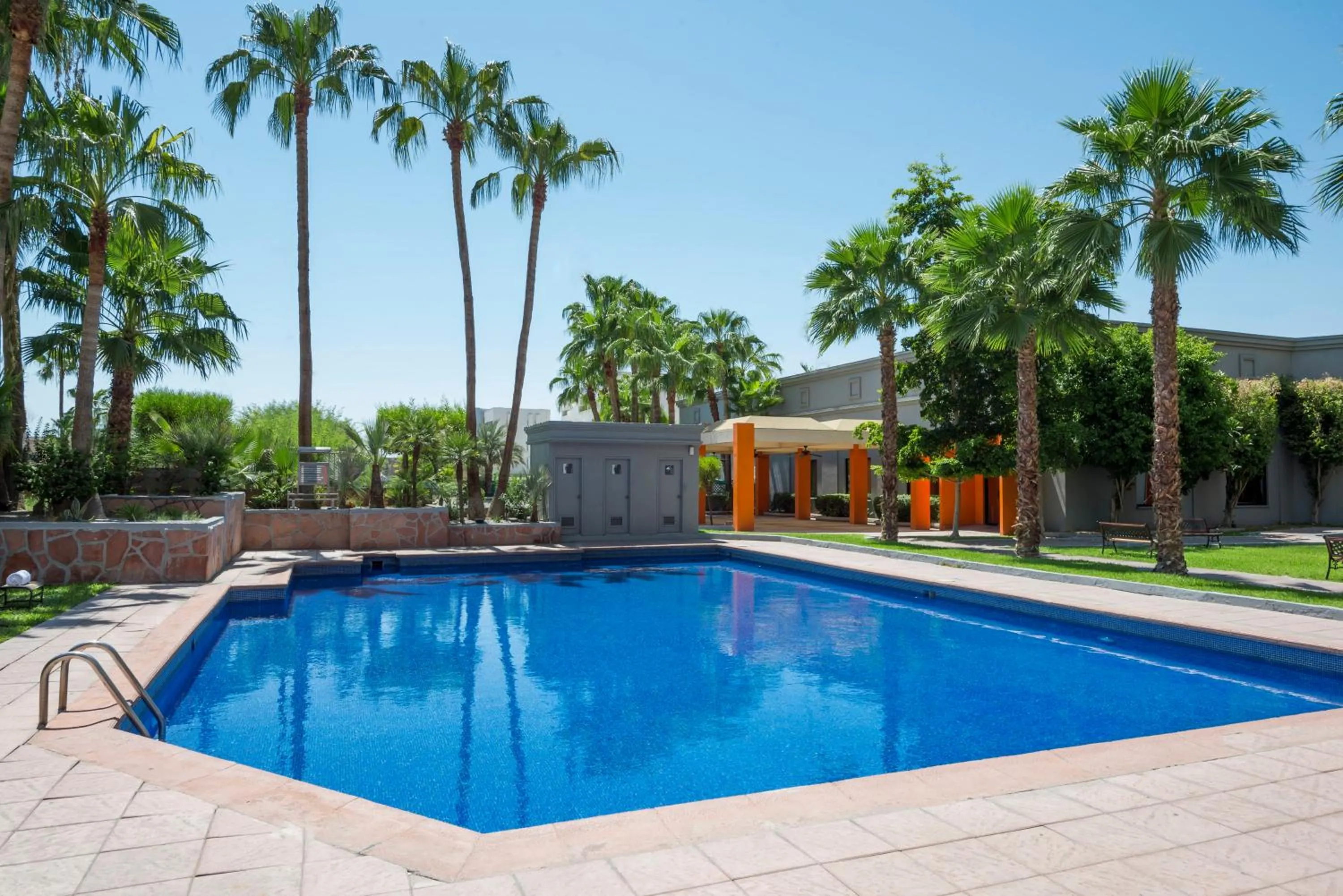 Swimming pool in Real Inn Mexicali