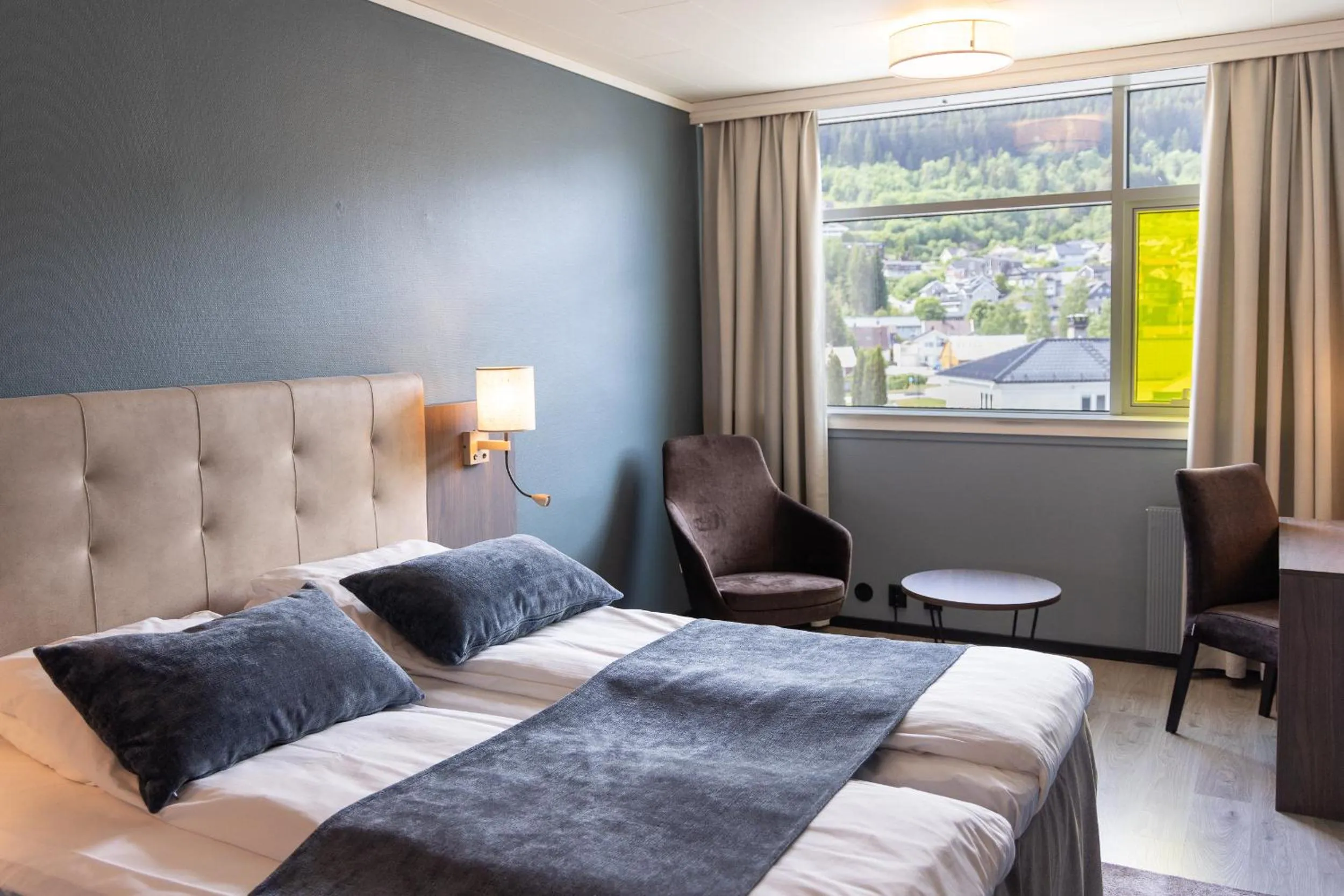 Property building, Bed in Quality Hotel Sogndal
