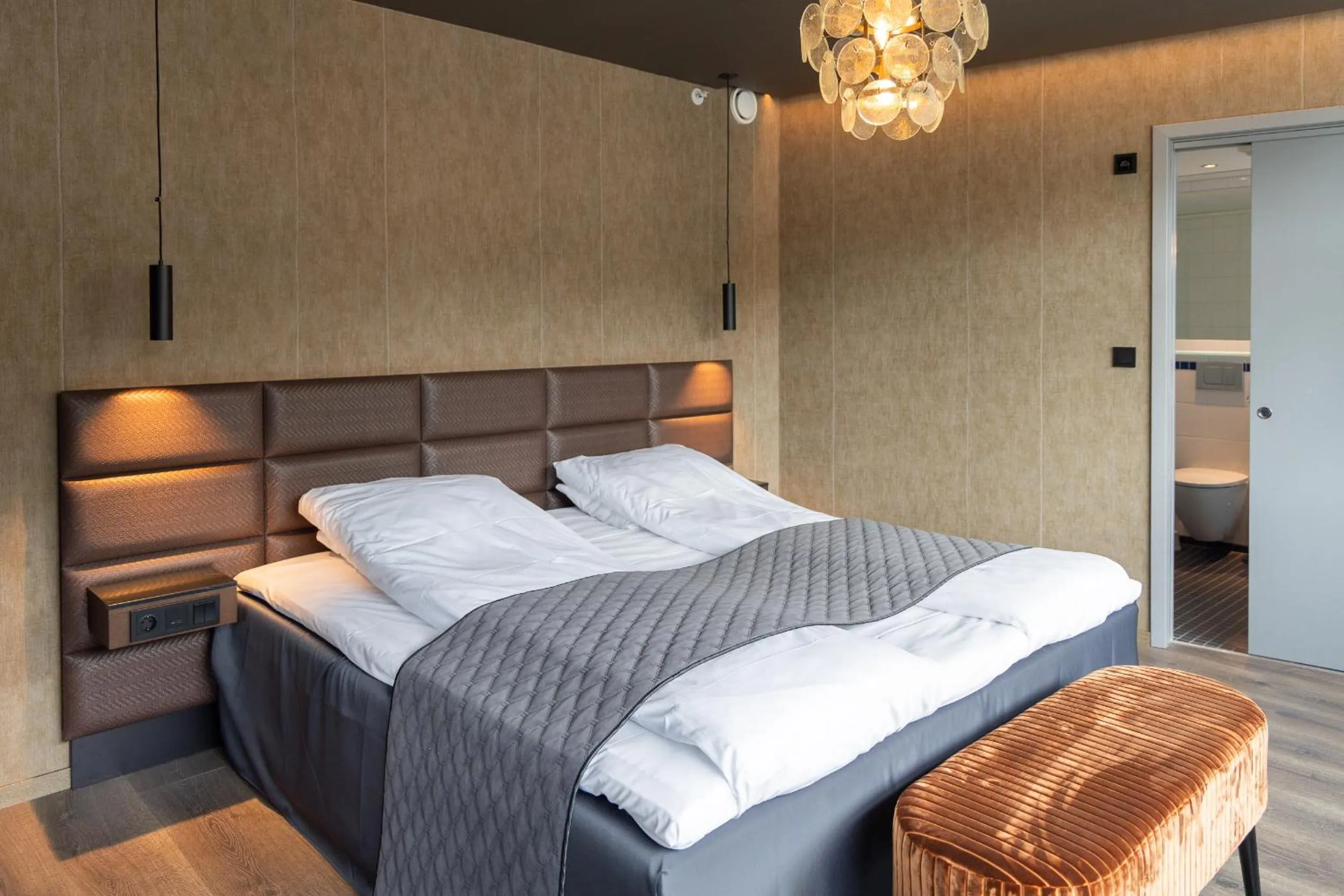 Property building, Bed in Quality Hotel Sogndal