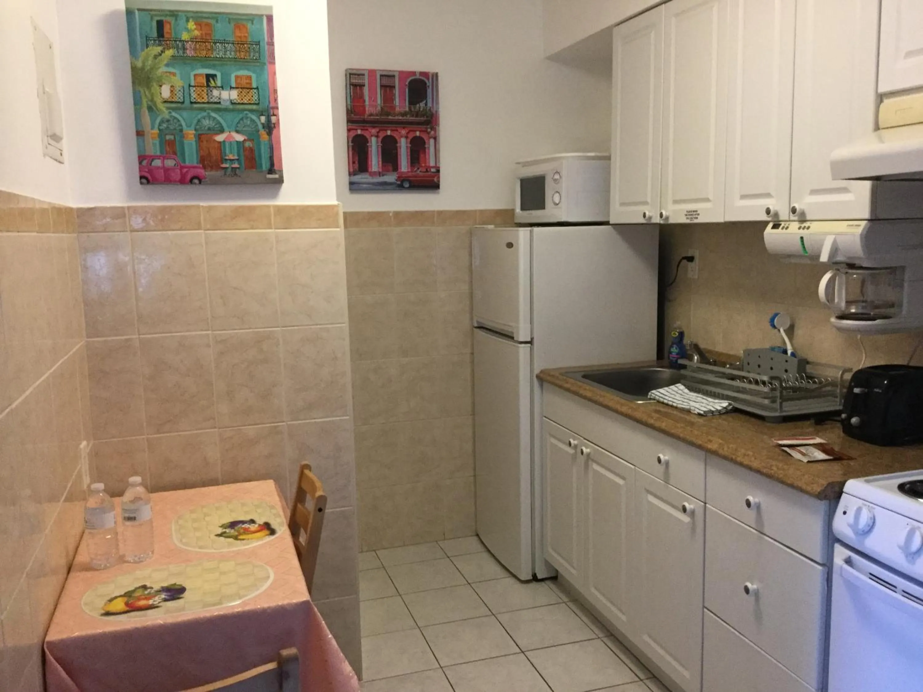 Kitchen or kitchenette in Breakaway Inn Guest House