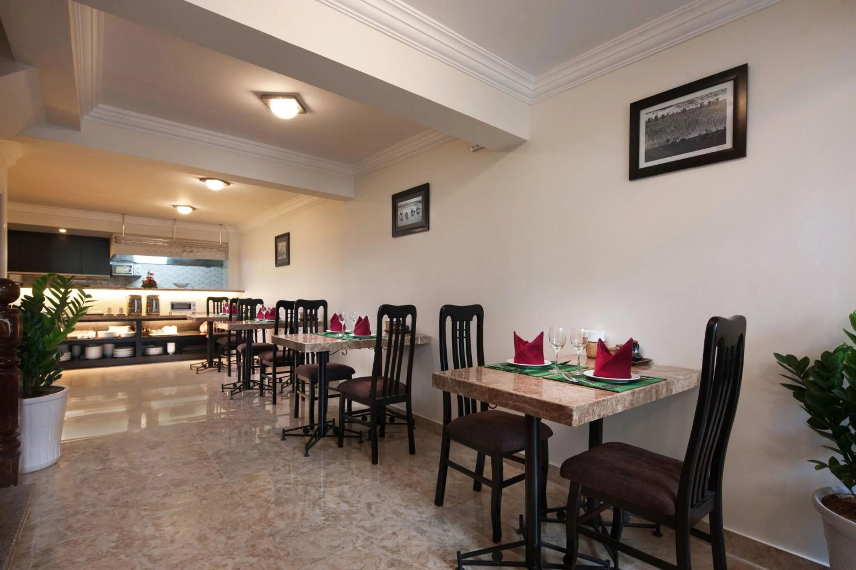 Restaurant/places to eat in Serenity Villa Hotel