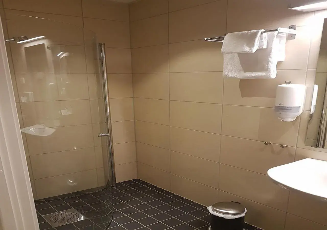 Triple Room in Chesterfield Hotel Triple Room in Chesterfield Hotel