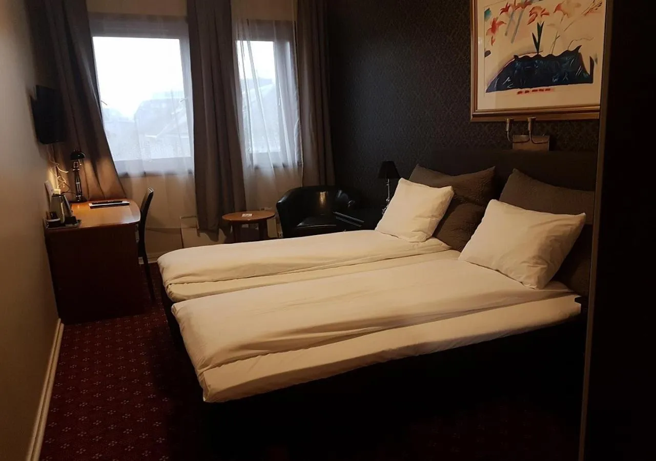 Bathroom, Bed in Chesterfield Hotel