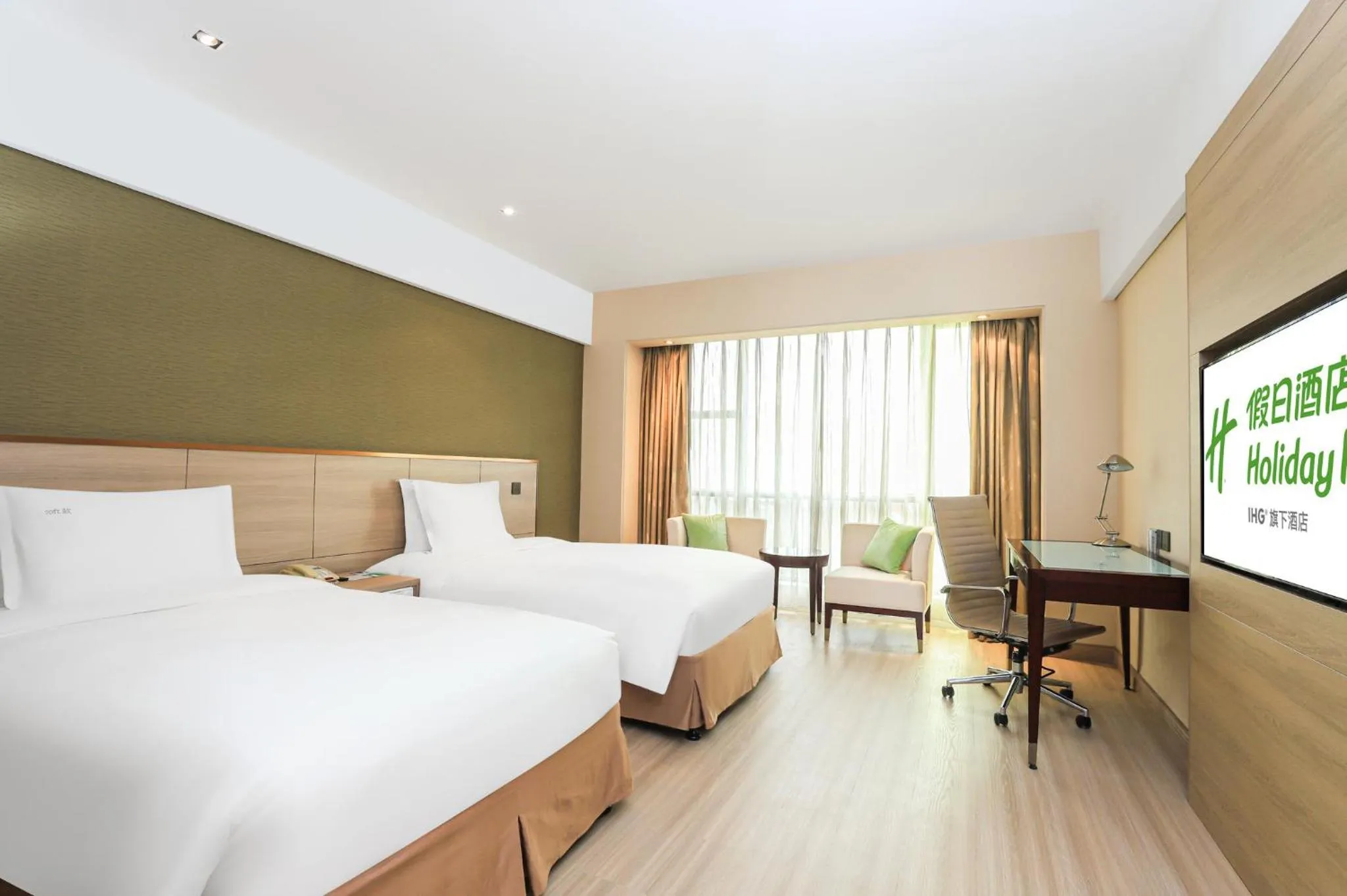 Photo of the whole room, Bed in Holiday Inn Shanghai Pudong Nanpu by IHG