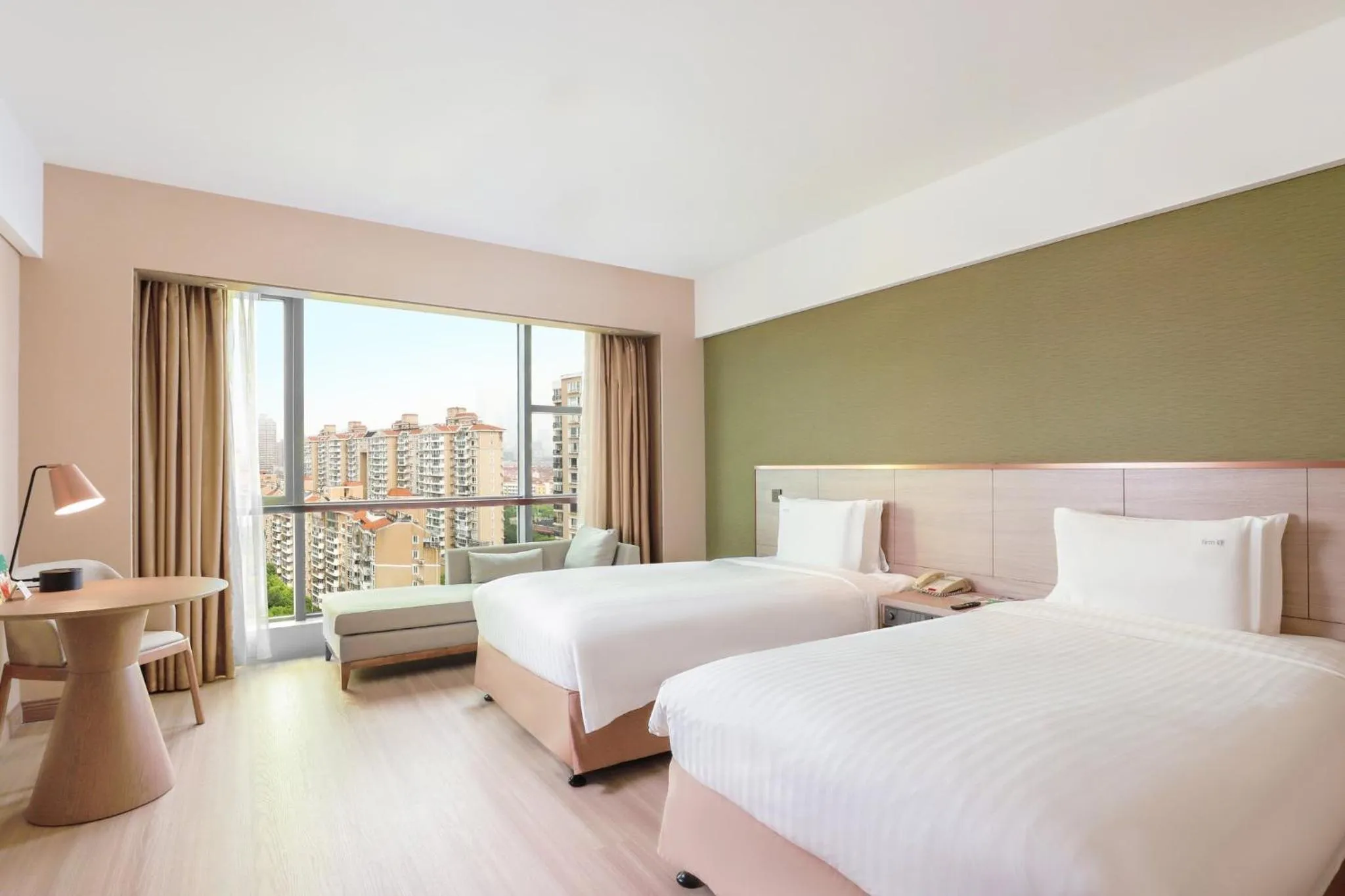 Photo of the whole room, Bed in Holiday Inn Shanghai Pudong Nanpu by IHG