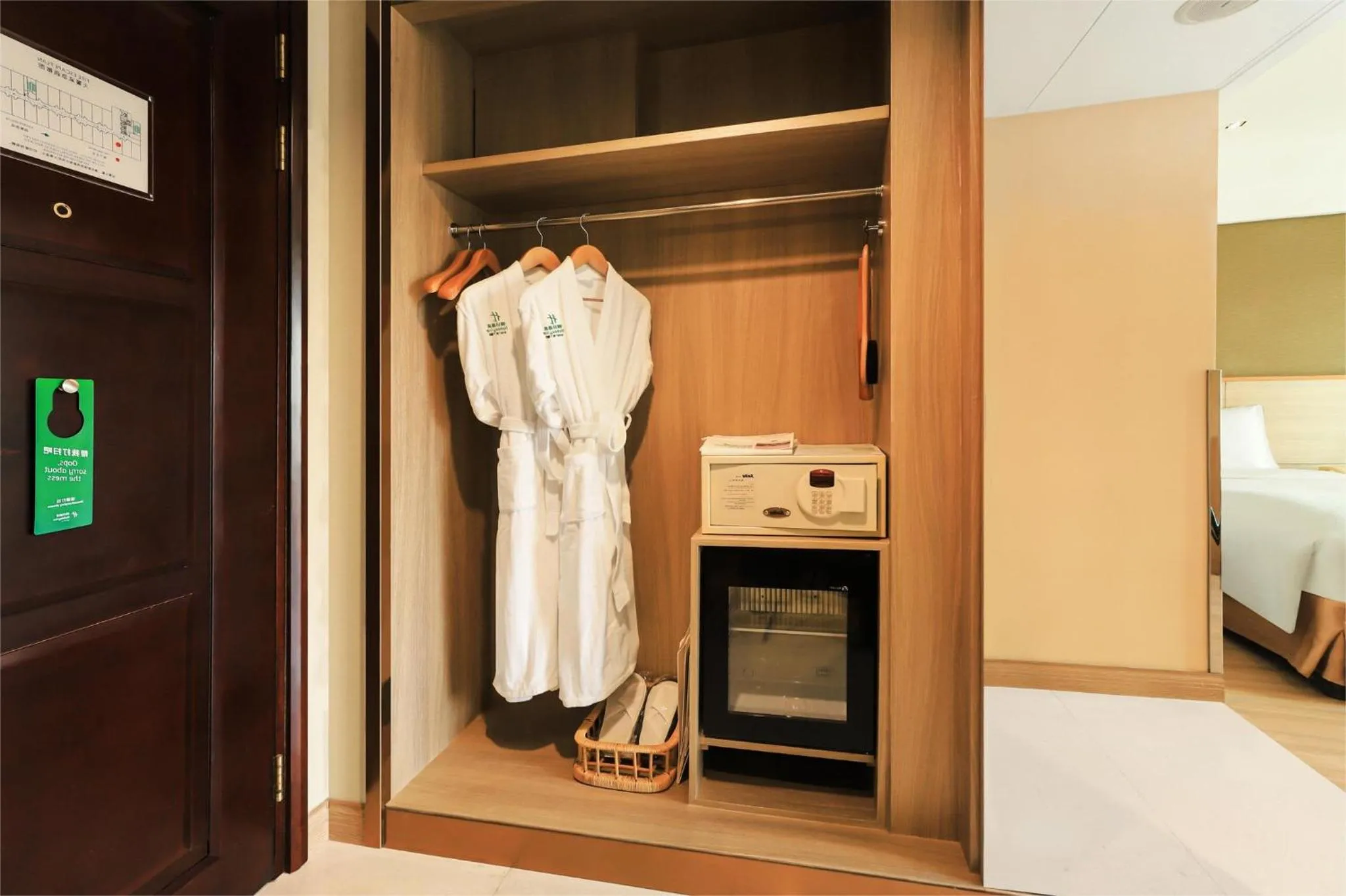 Photo of the whole room, Bed in Holiday Inn Shanghai Pudong Nanpu by IHG