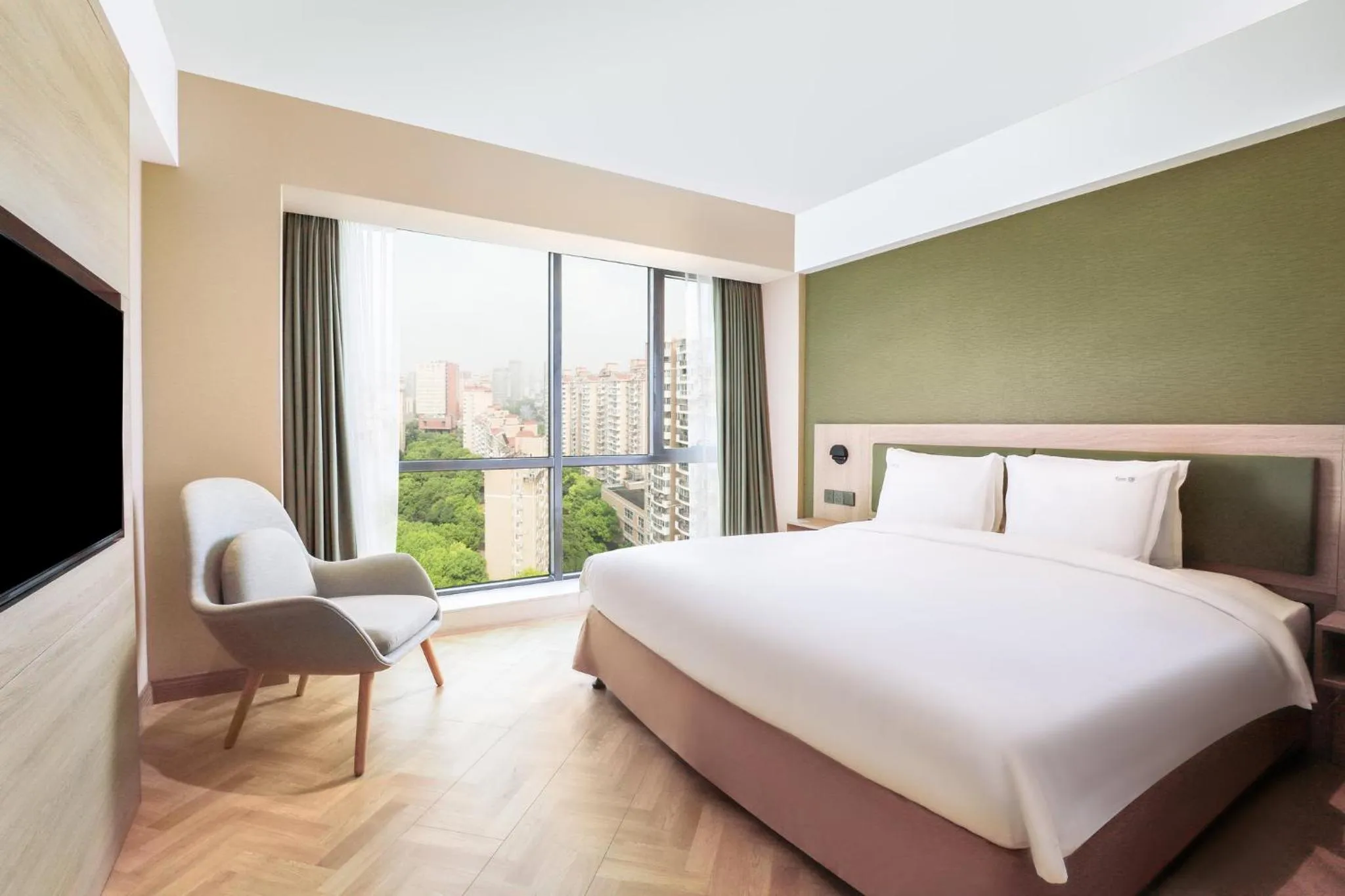 Photo of the whole room, Bed in Holiday Inn Shanghai Pudong Nanpu by IHG