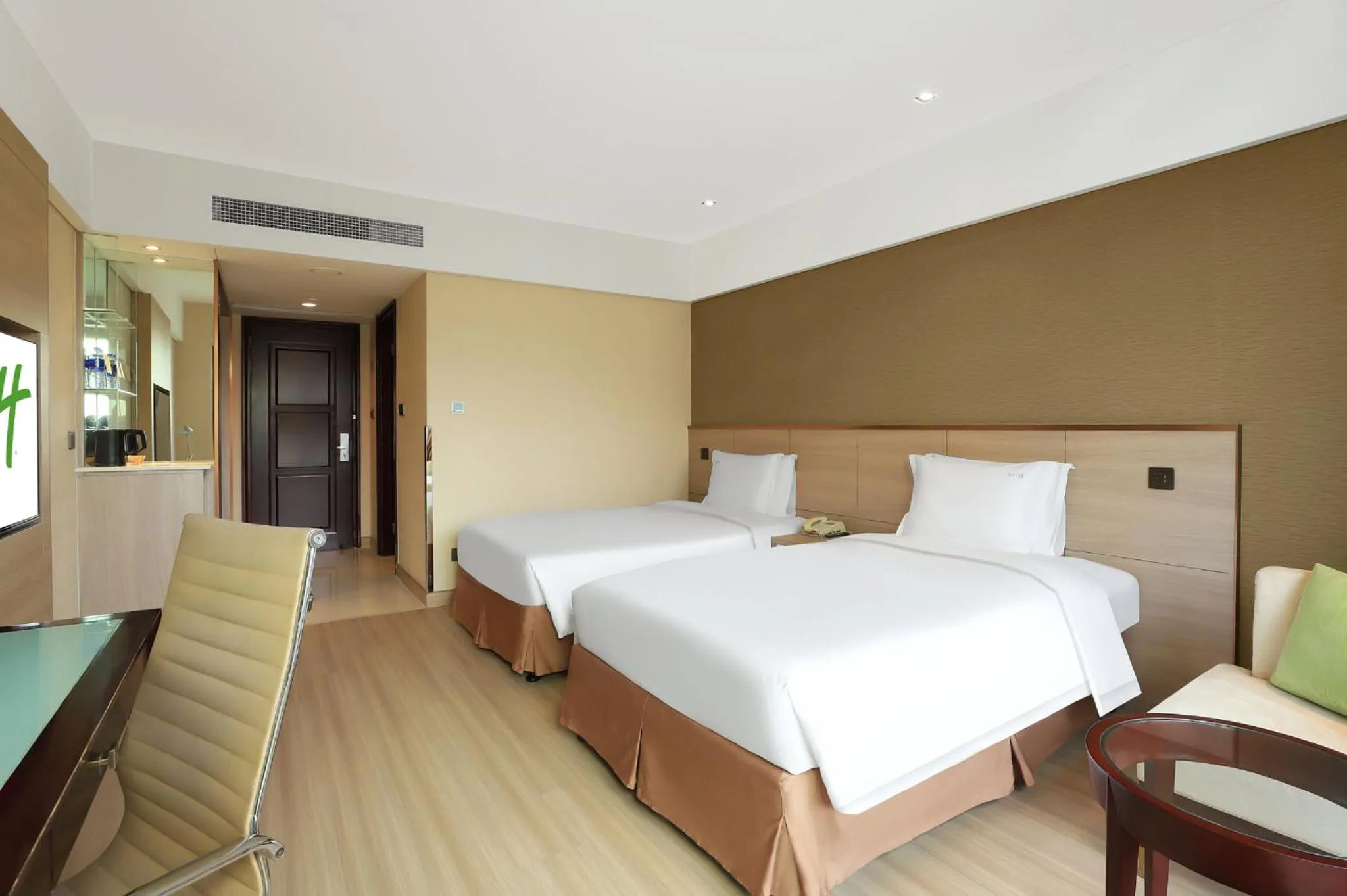 Photo of the whole room, Bed in Holiday Inn Shanghai Pudong Nanpu by IHG