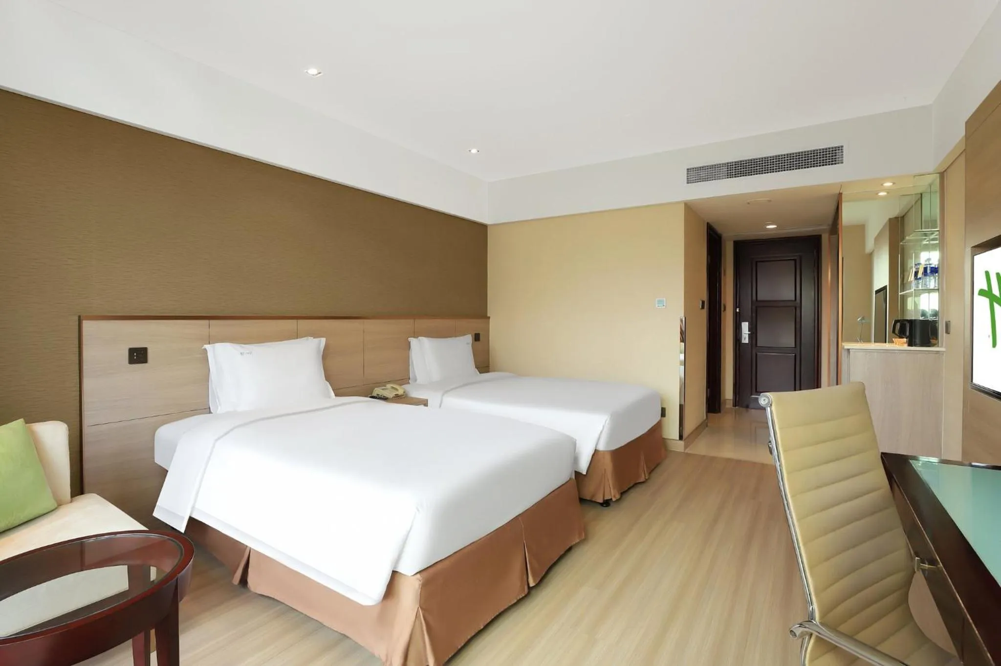 Photo of the whole room, Bed in Holiday Inn Shanghai Pudong Nanpu by IHG