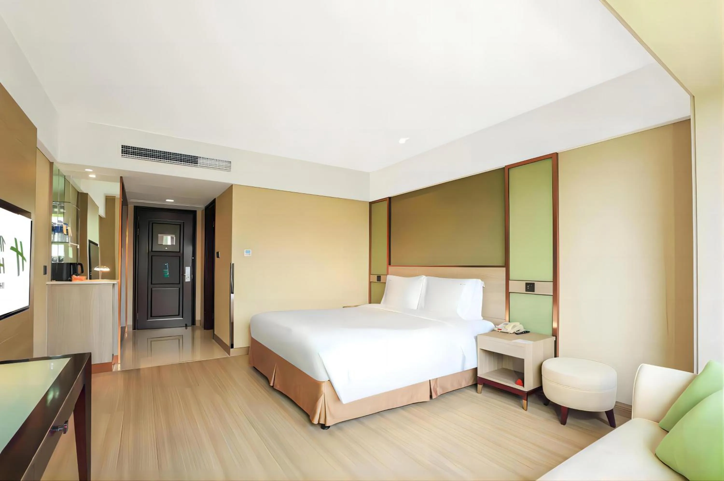 Photo of the whole room, Bed in Holiday Inn Shanghai Pudong Nanpu by IHG