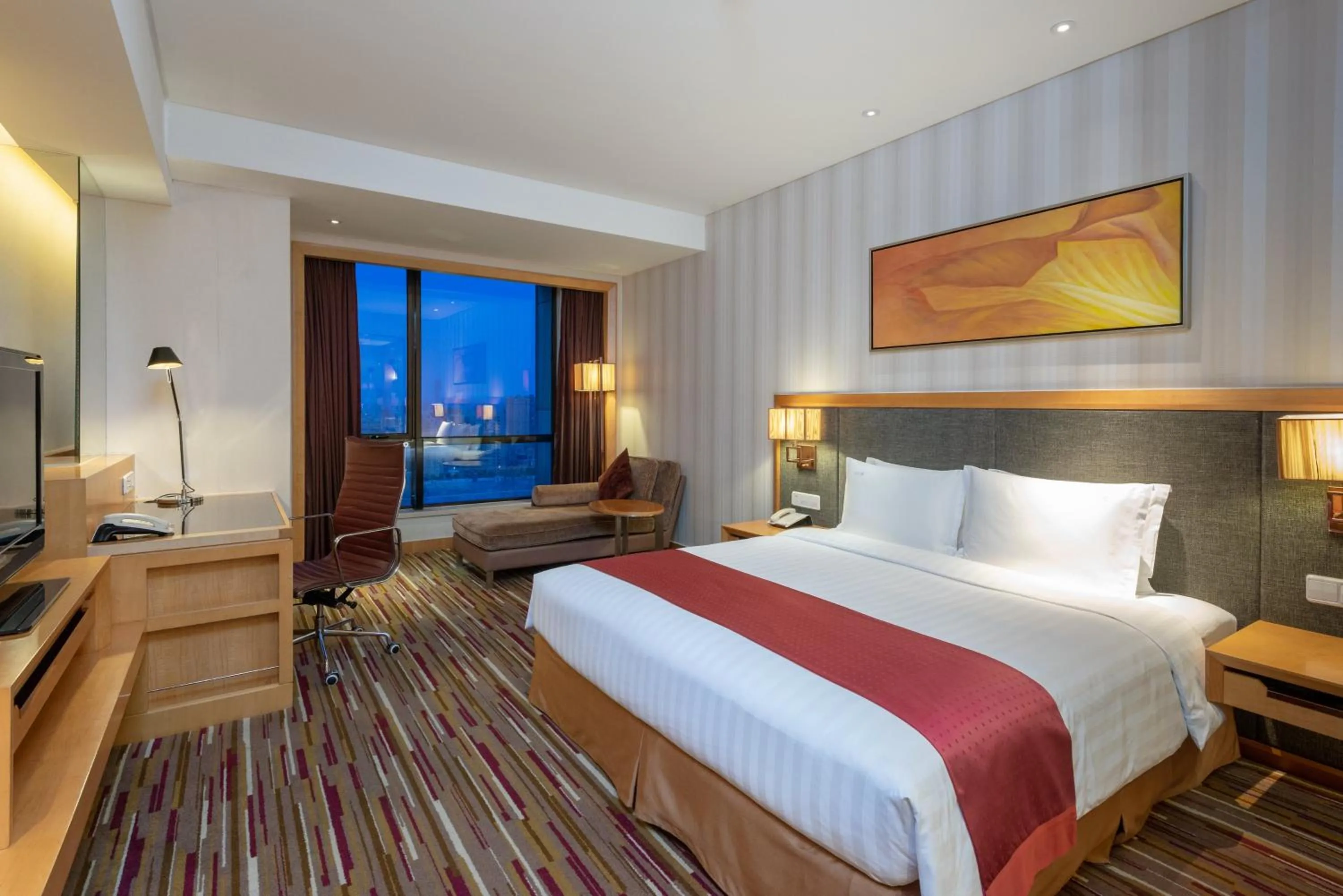 Photo of the whole room, Bed in Crowne Plaza Shanghai Jinxiu by IHG