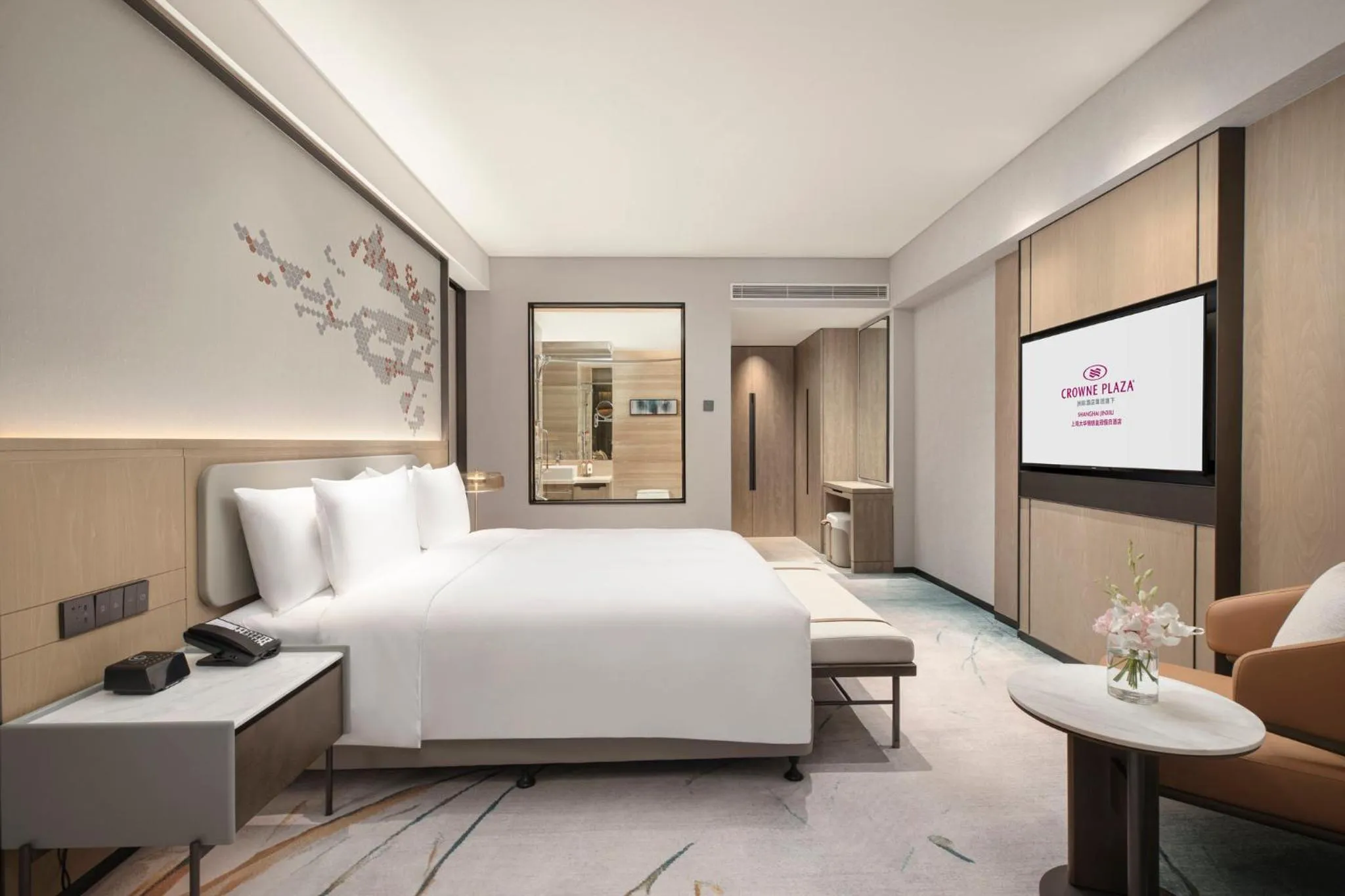 Photo of the whole room, Bed in Crowne Plaza Shanghai Jinxiu by IHG