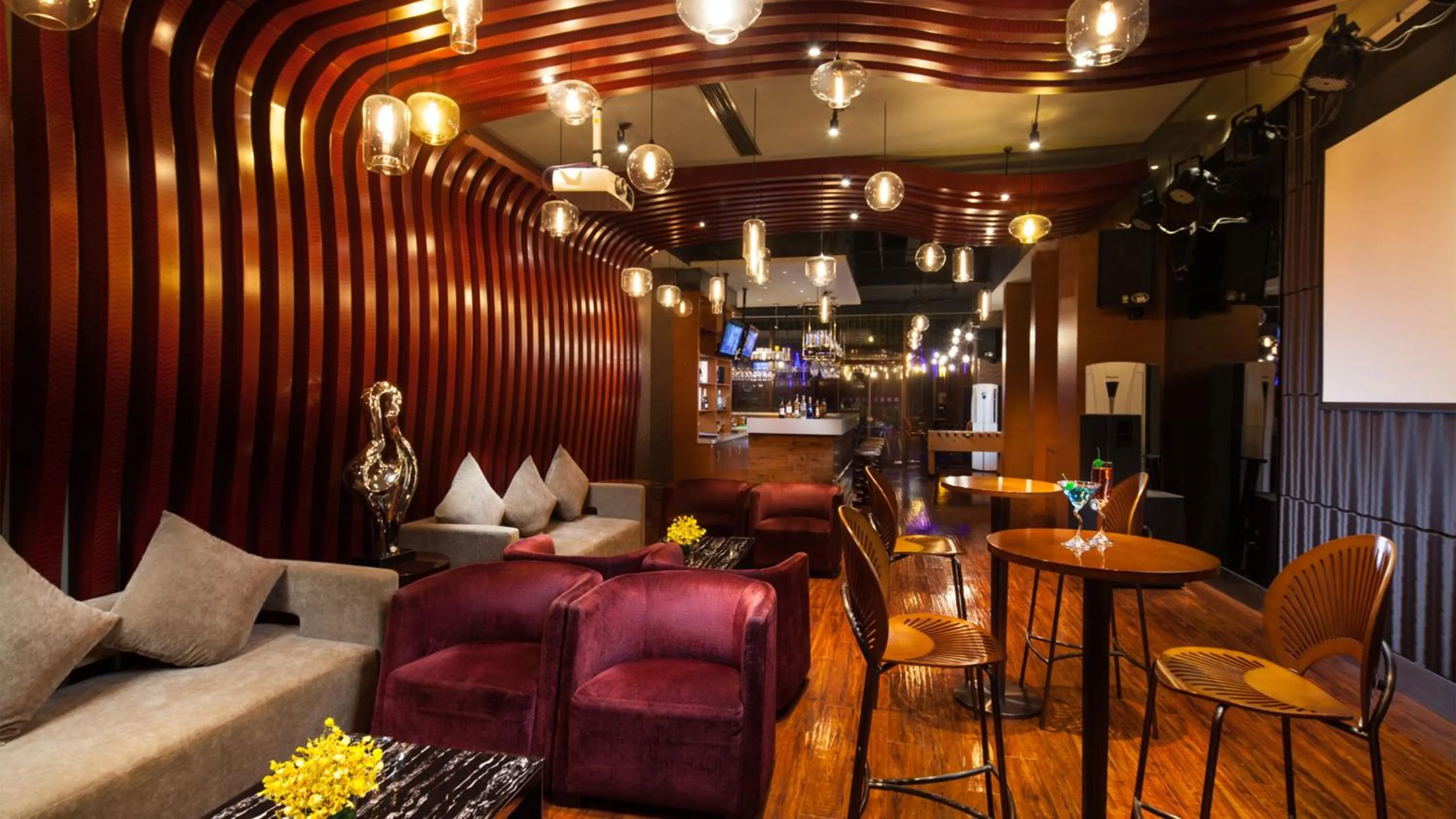 Lounge or bar in Crowne Plaza Shanghai Jinxiu by IHG