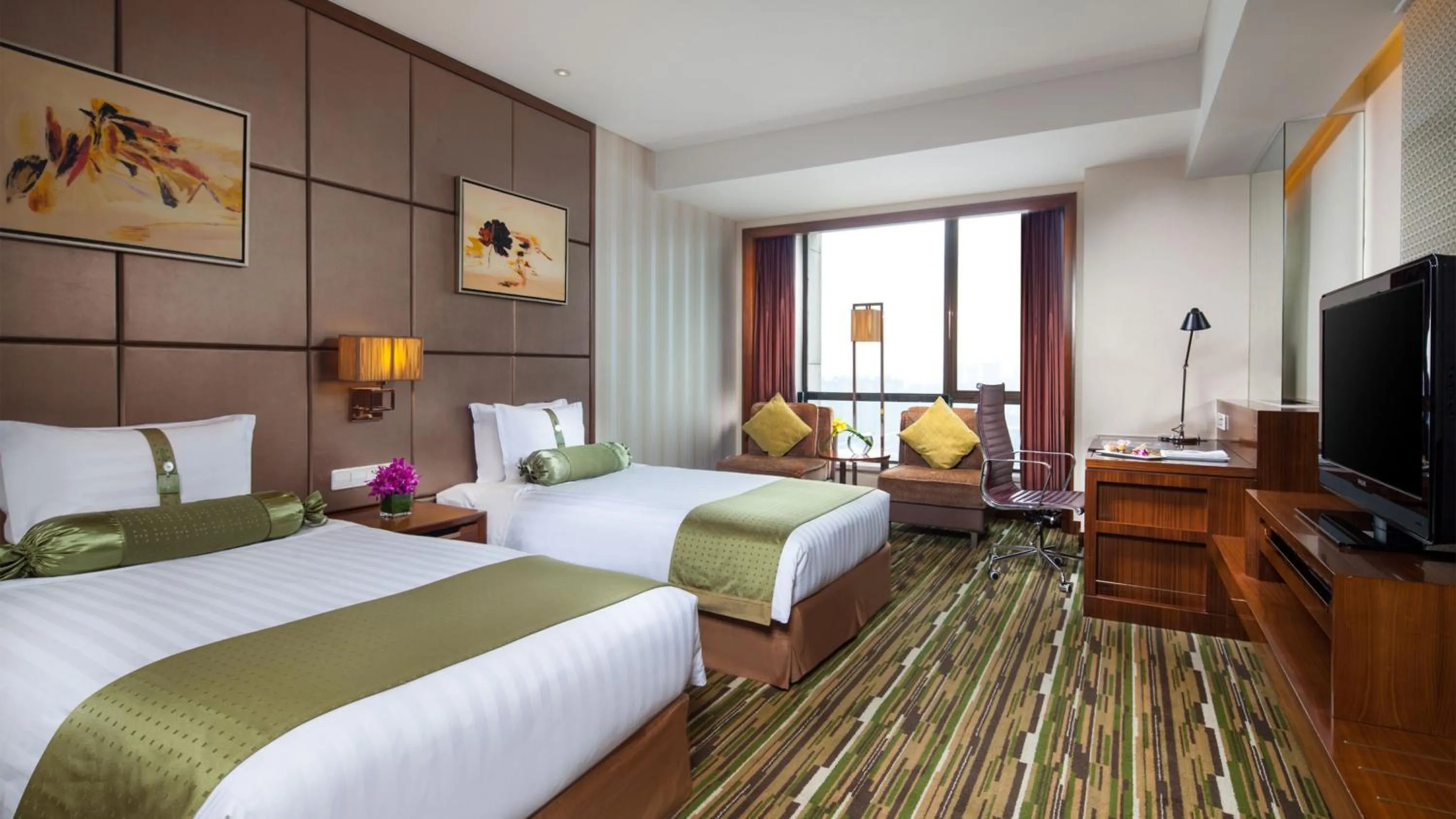 Photo of the whole room, Bed in Crowne Plaza Shanghai Jinxiu by IHG