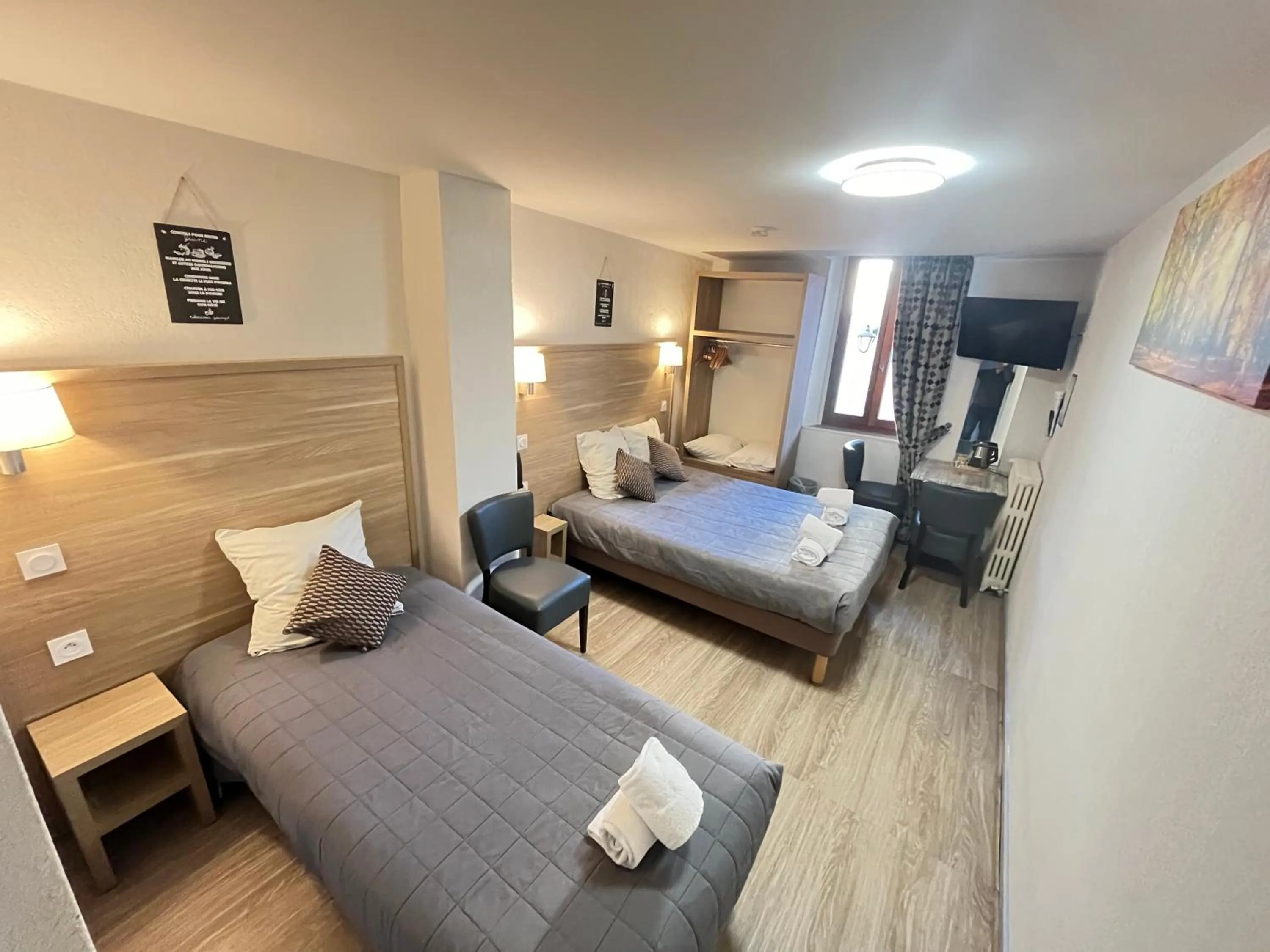 Bed in Hôtel Du Cheval Blanc Barcelonnette