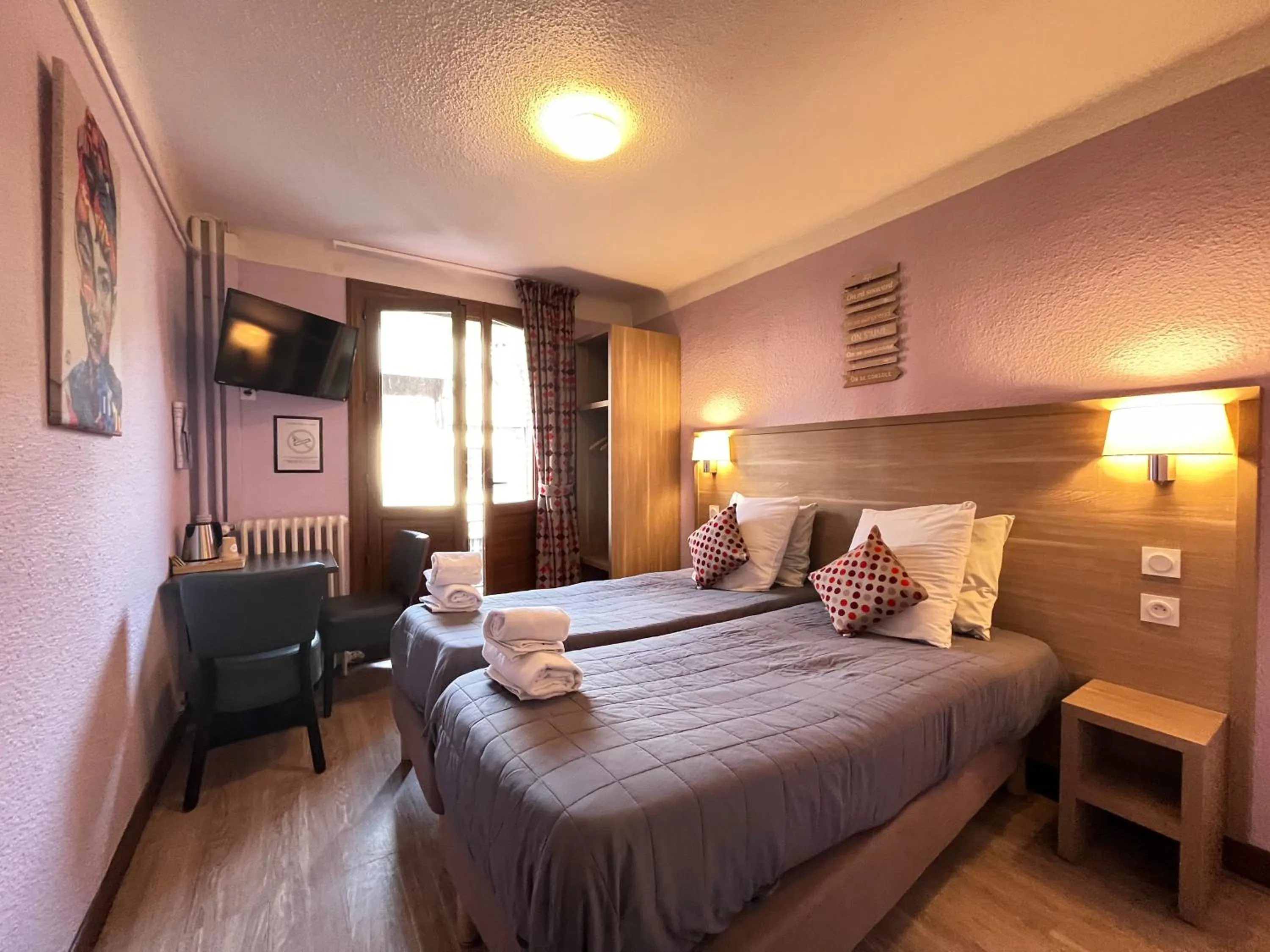 Bed in Hôtel Du Cheval Blanc Barcelonnette