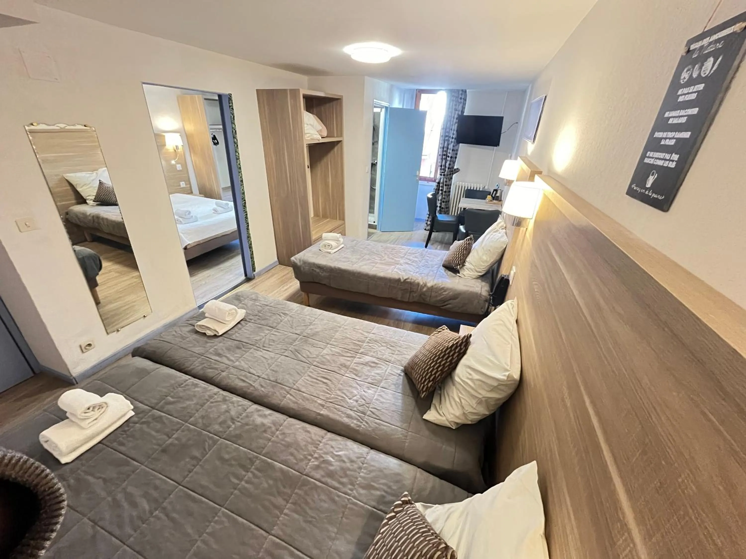 Bed in Hôtel Du Cheval Blanc Barcelonnette