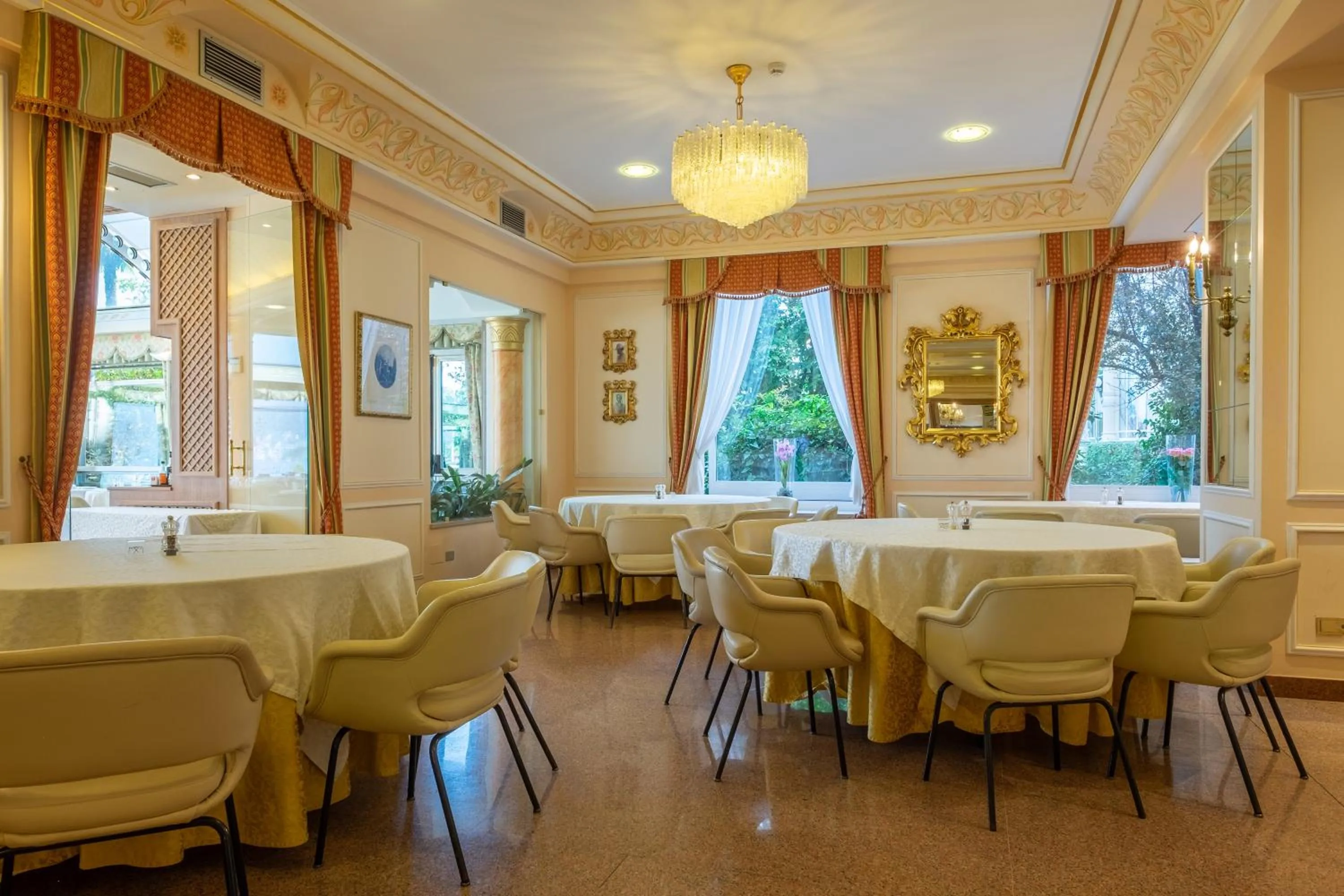 Restaurant/places to eat in Hotel Astoria