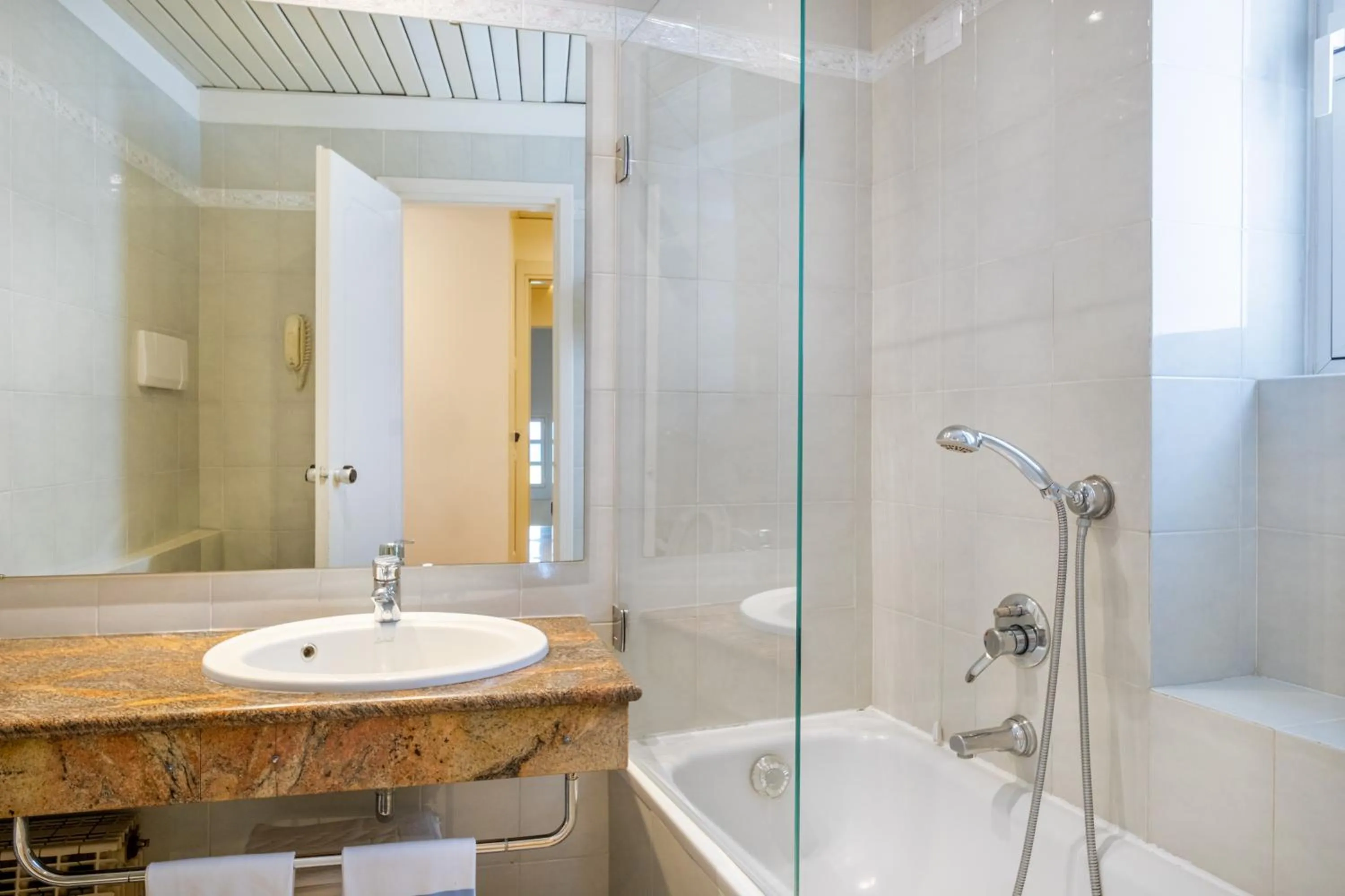 Bathroom in Hotel Astoria