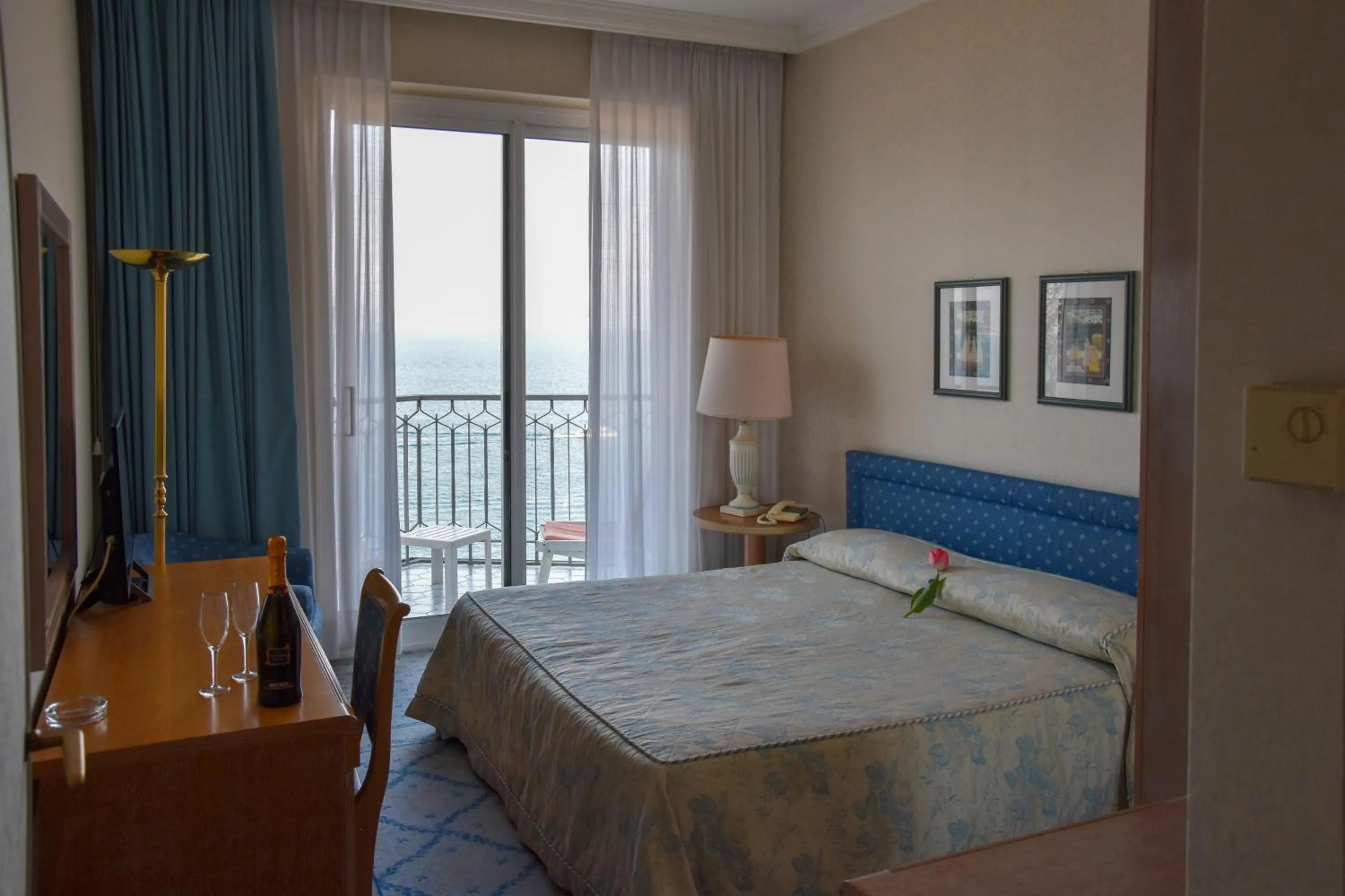 Bedroom, Bed in Hotel Astoria