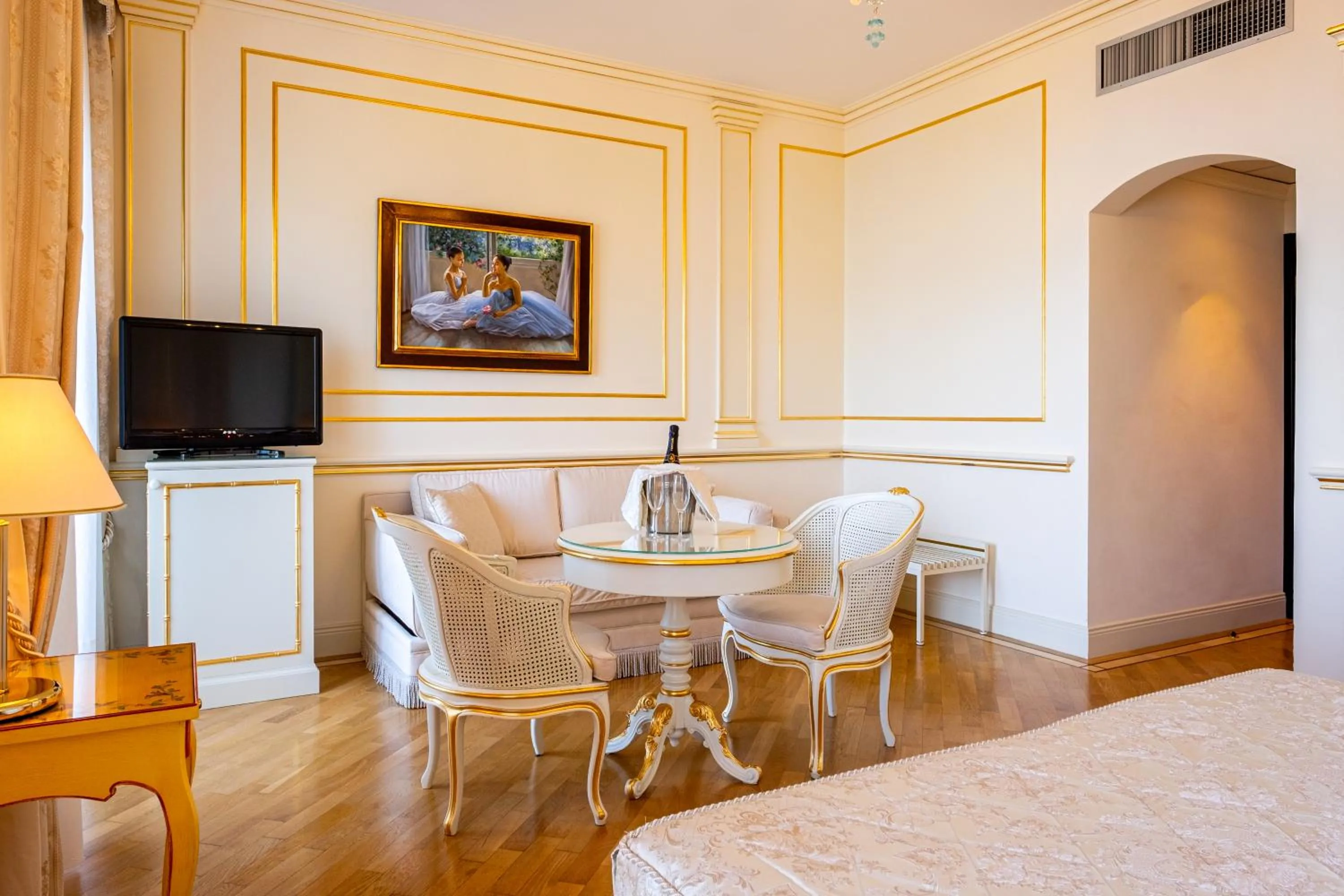 Bedroom, Bed in Hotel Astoria